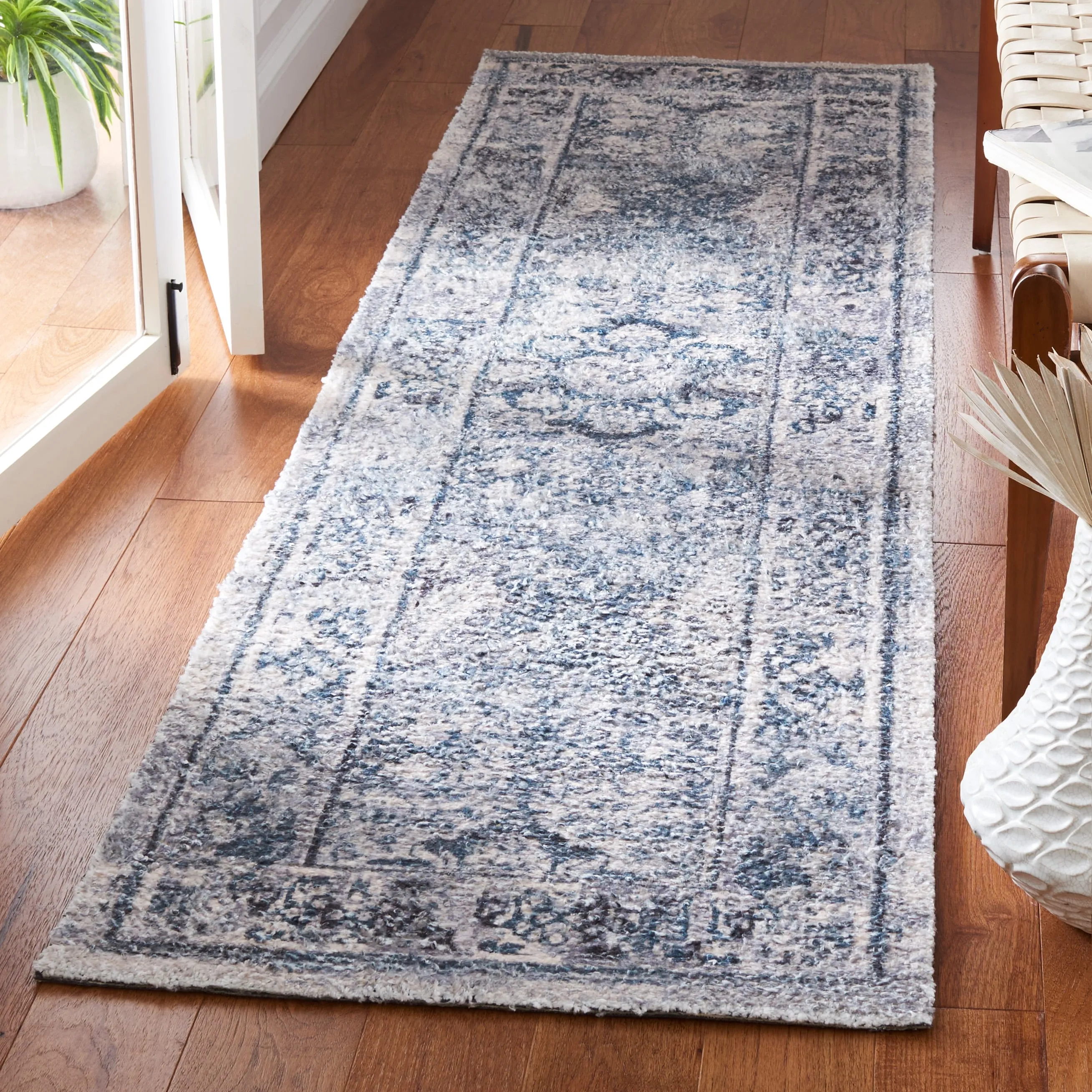 SAFAVIEH Handmade Classic Vintage Laia Transitional Polyester Rug