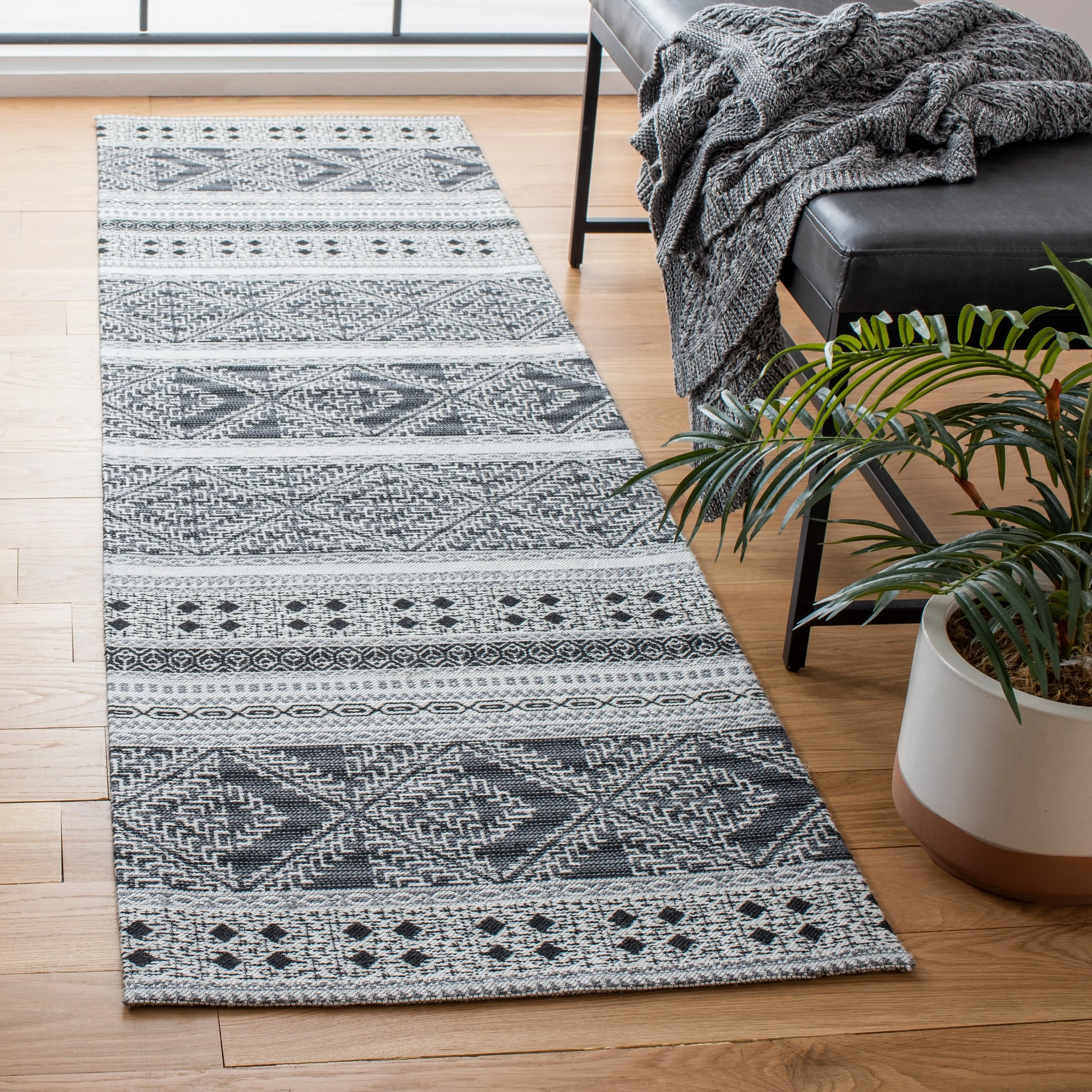 SAFAVIEH Handmade Classic Vintage Suhasini Rug