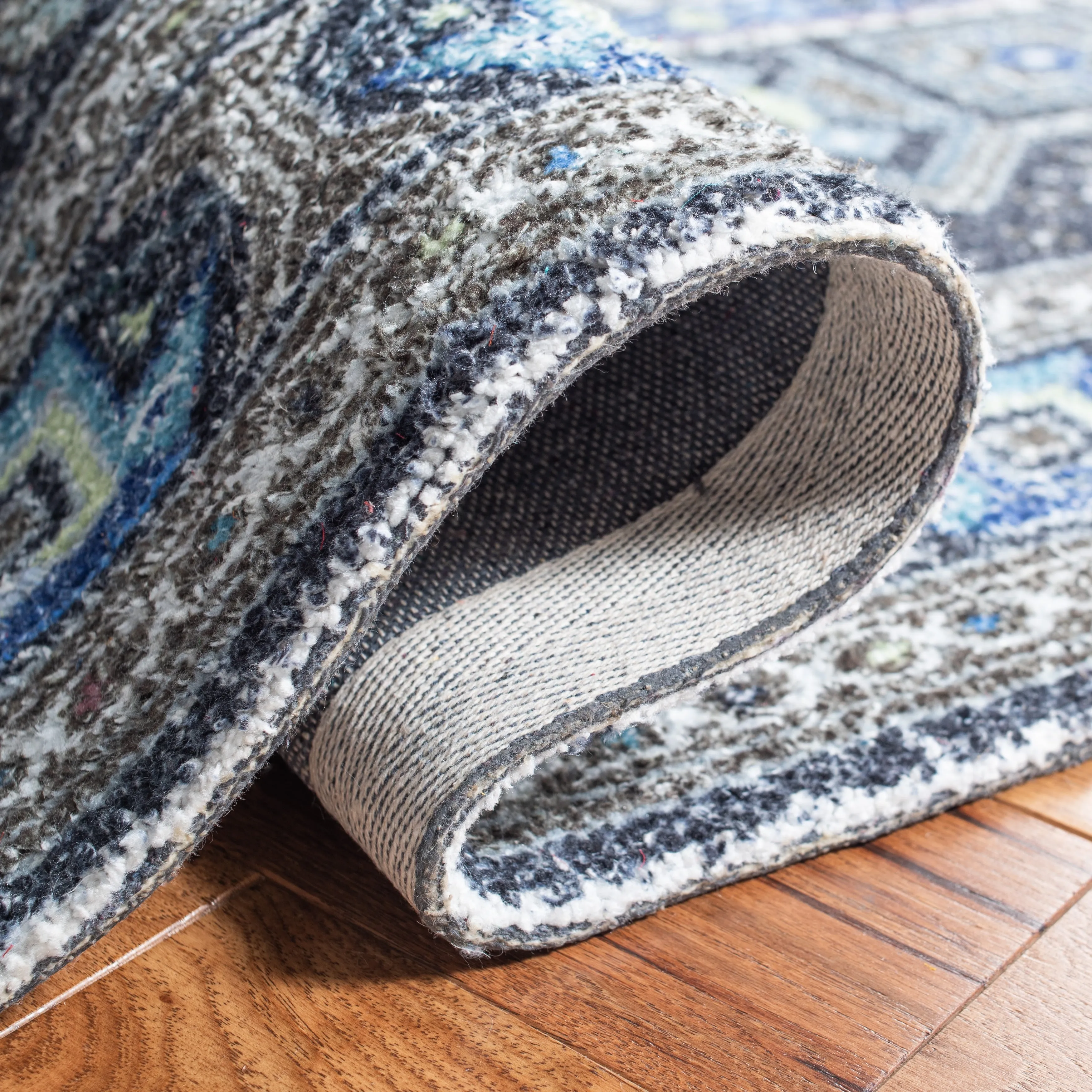 SAFAVIEH Handmade Classic Vintage Zemfira Transitional Polyester Rug