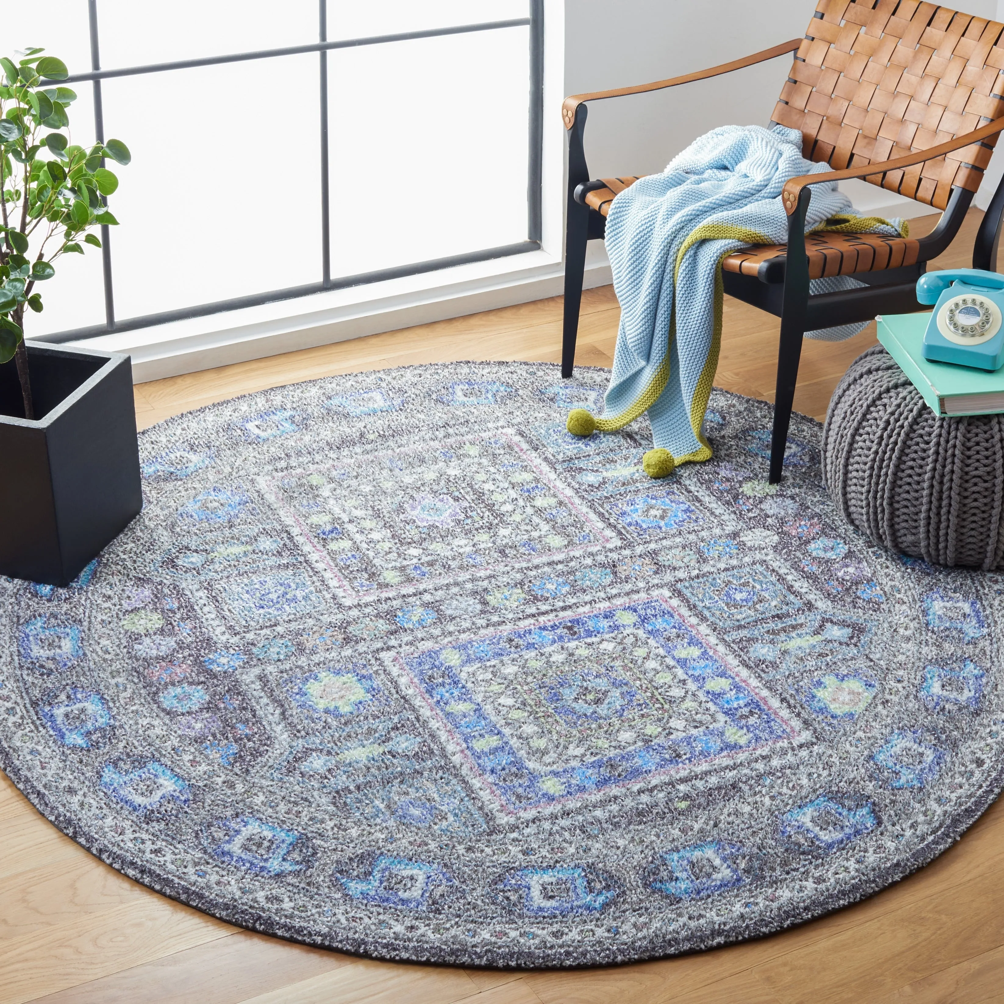 SAFAVIEH Handmade Classic Vintage Zemfira Transitional Polyester Rug