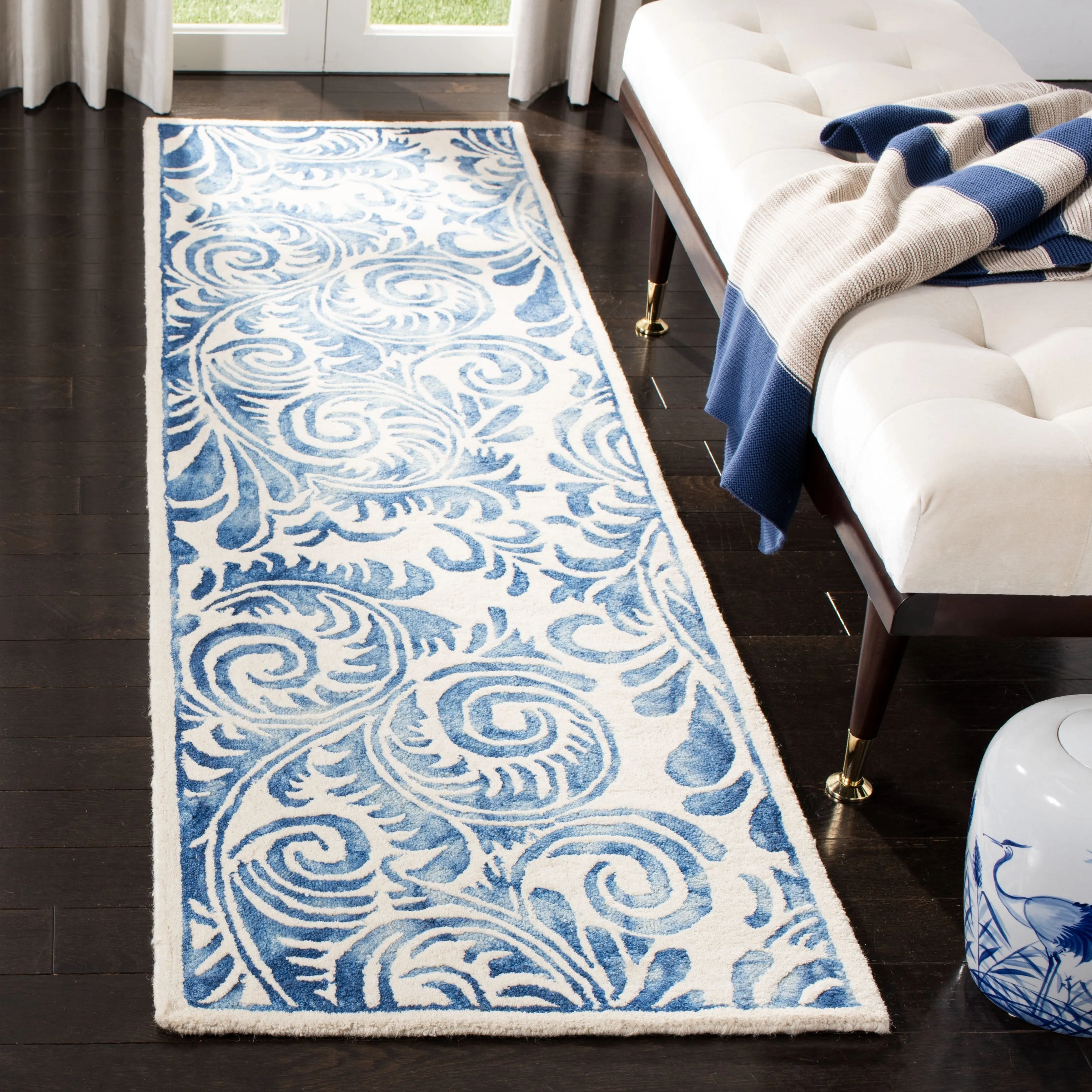 SAFAVIEH Handmade Dip Dye Kaushalya Geometric Wool Rug
