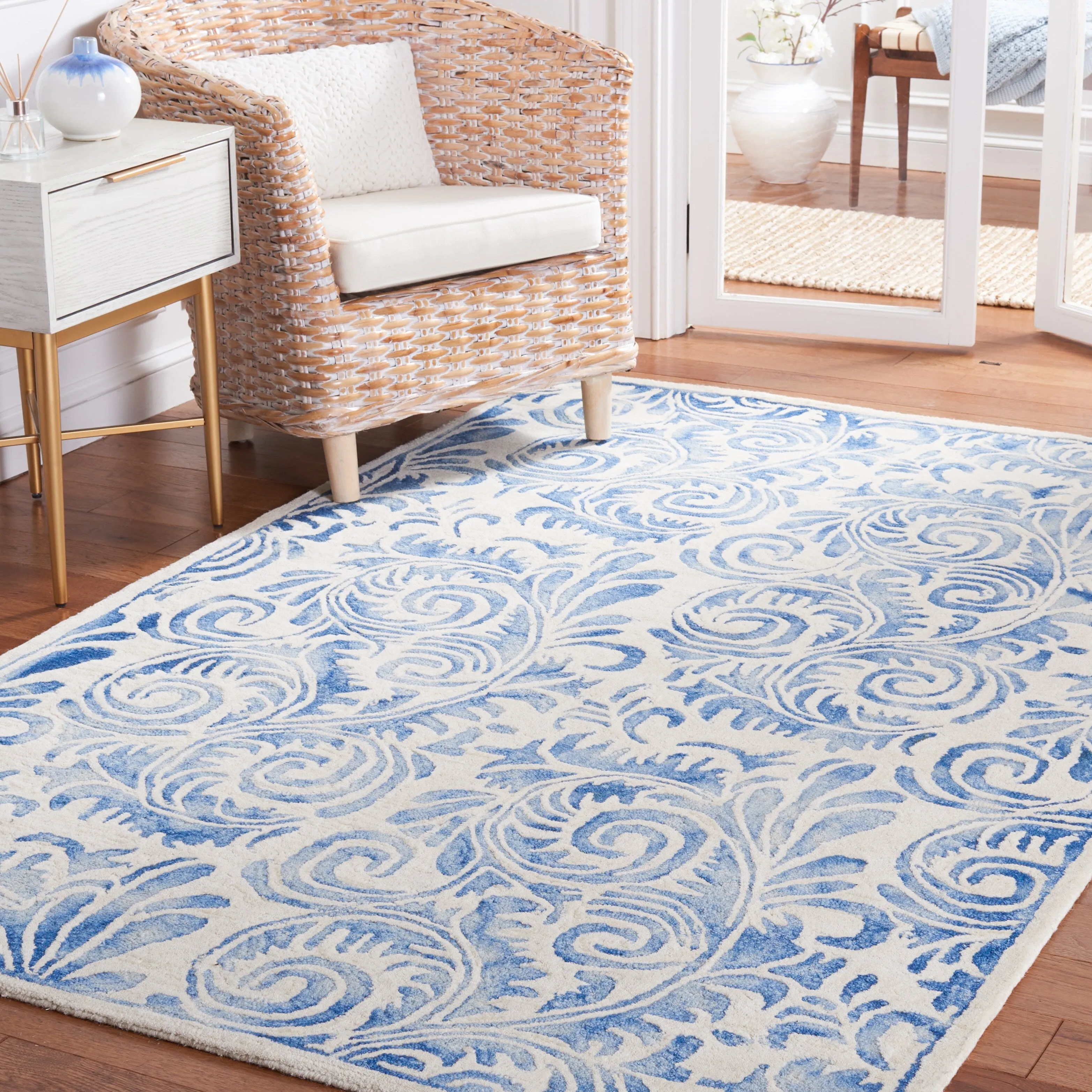 SAFAVIEH Handmade Dip Dye Kaushalya Geometric Wool Rug