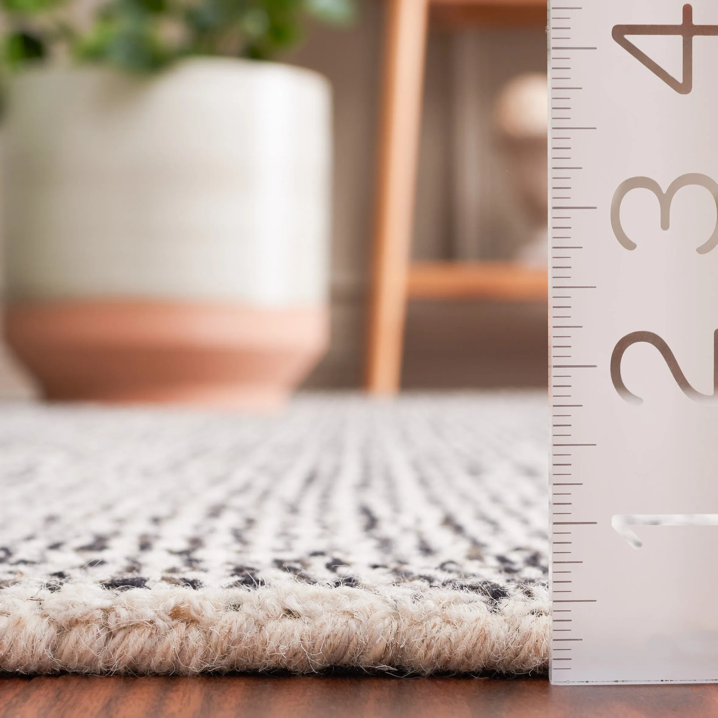 SAFAVIEH Handmade Ebony Gulderen Modern Wool Rug