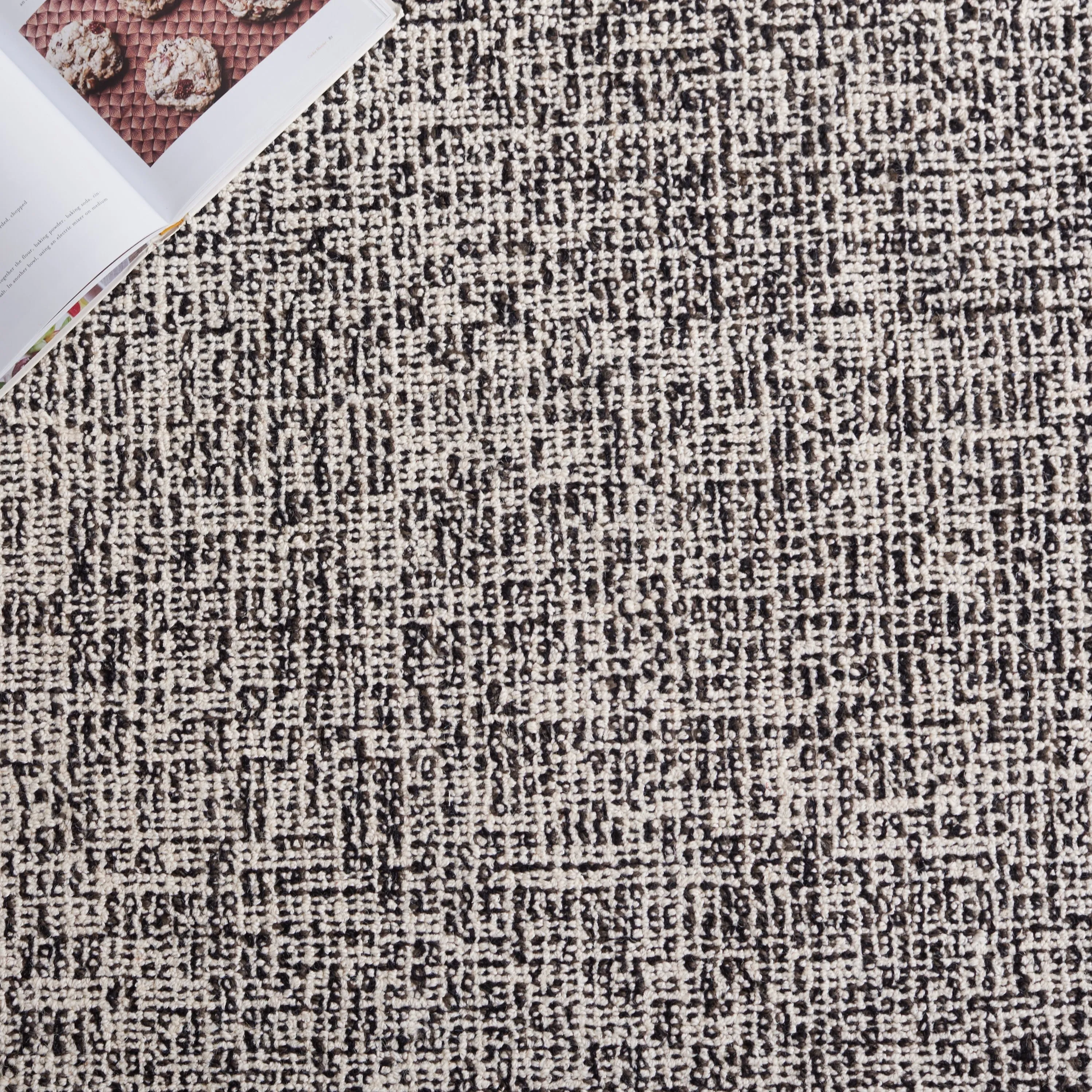 SAFAVIEH Handmade Ebony Gulderen Modern Wool Rug