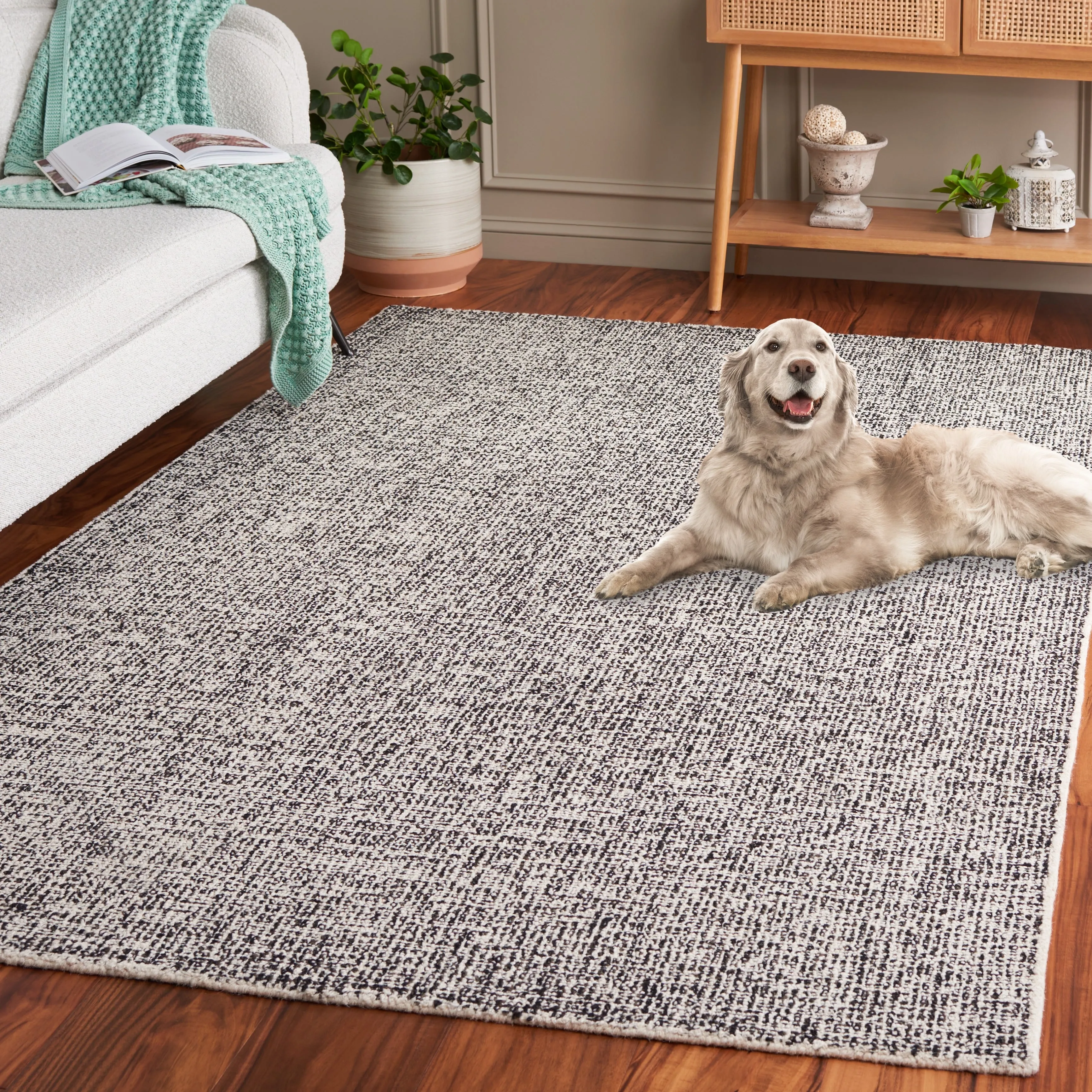 SAFAVIEH Handmade Ebony Gulderen Modern Wool Rug