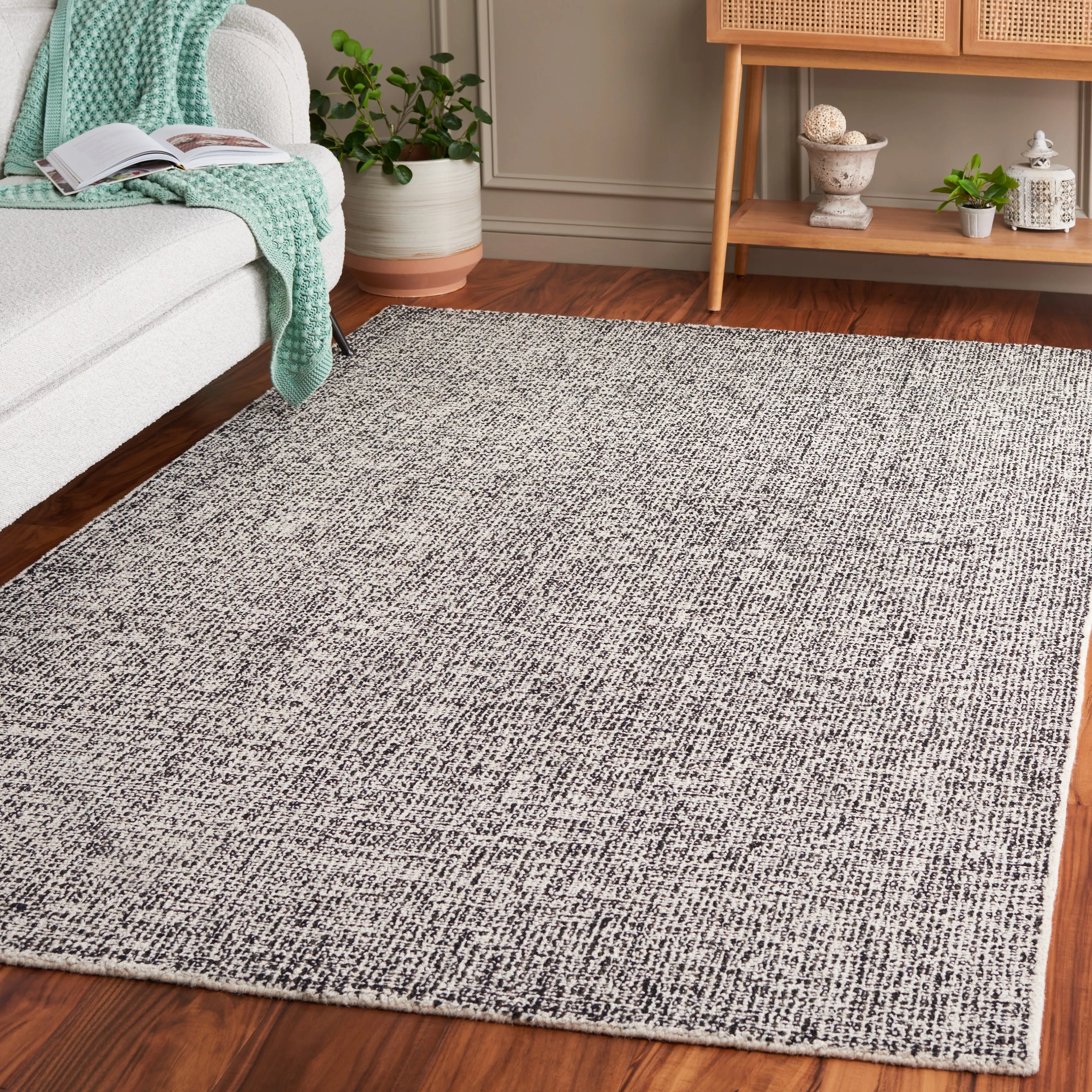 SAFAVIEH Handmade Ebony Gulderen Modern Wool Rug