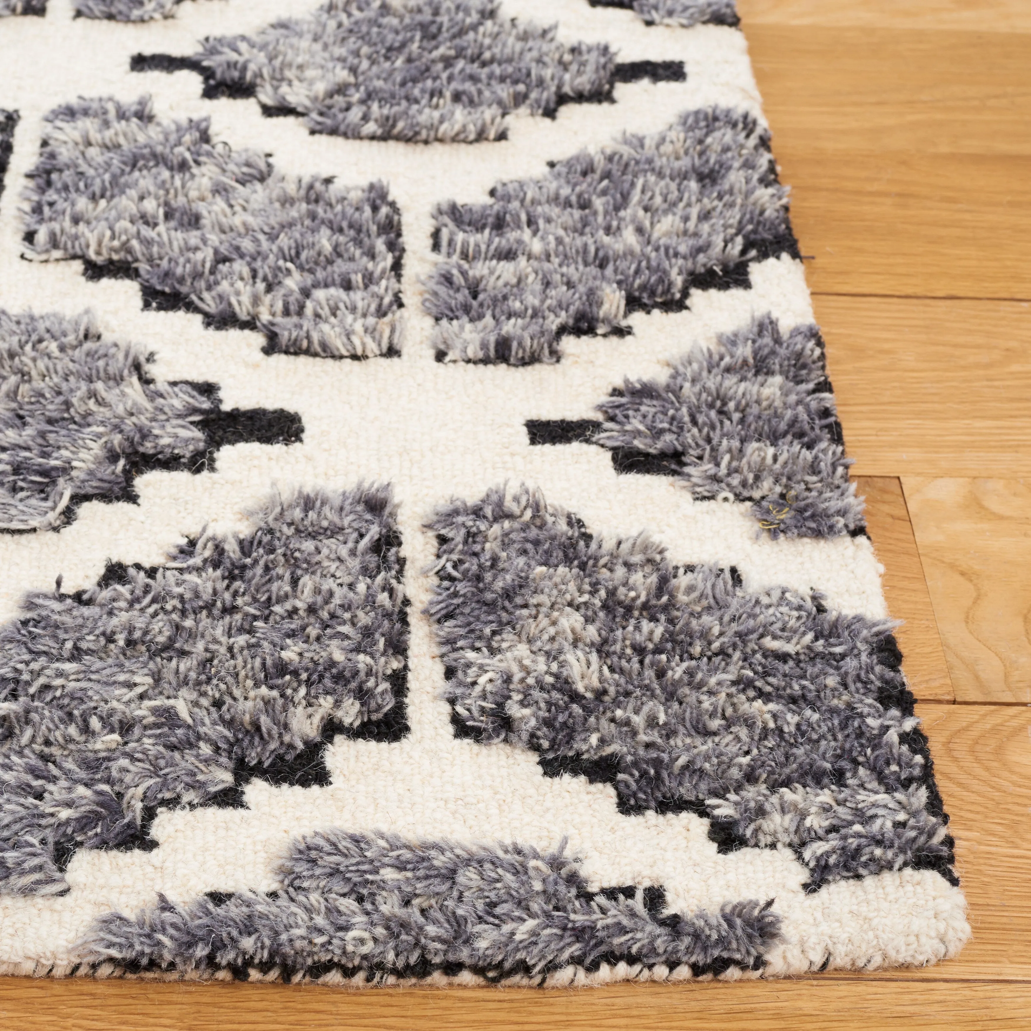 SAFAVIEH Handmade Ebony Nedka Modern Wool Rug