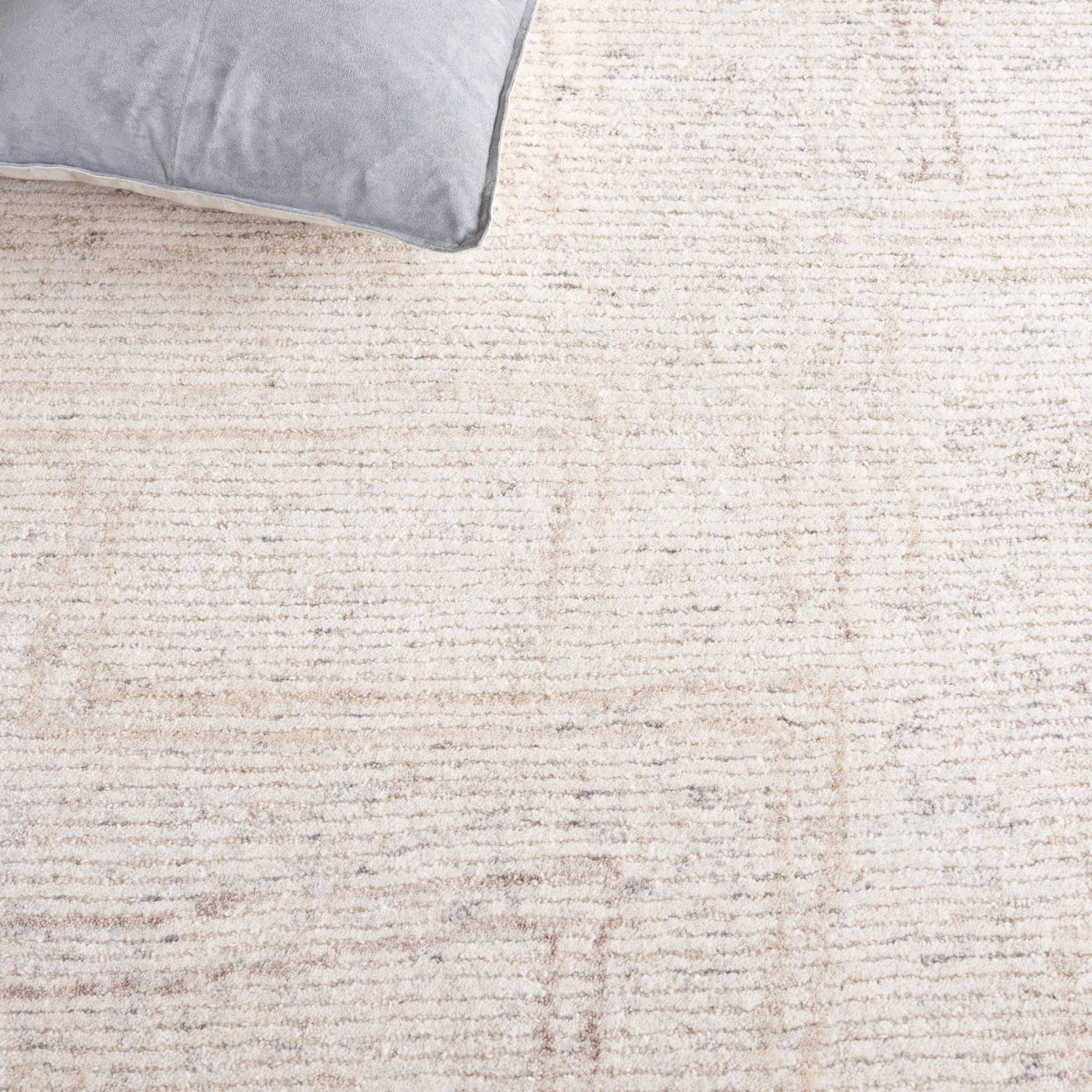 SAFAVIEH Handmade Ebony Waltraut Modern & Contemporary Wool Rug