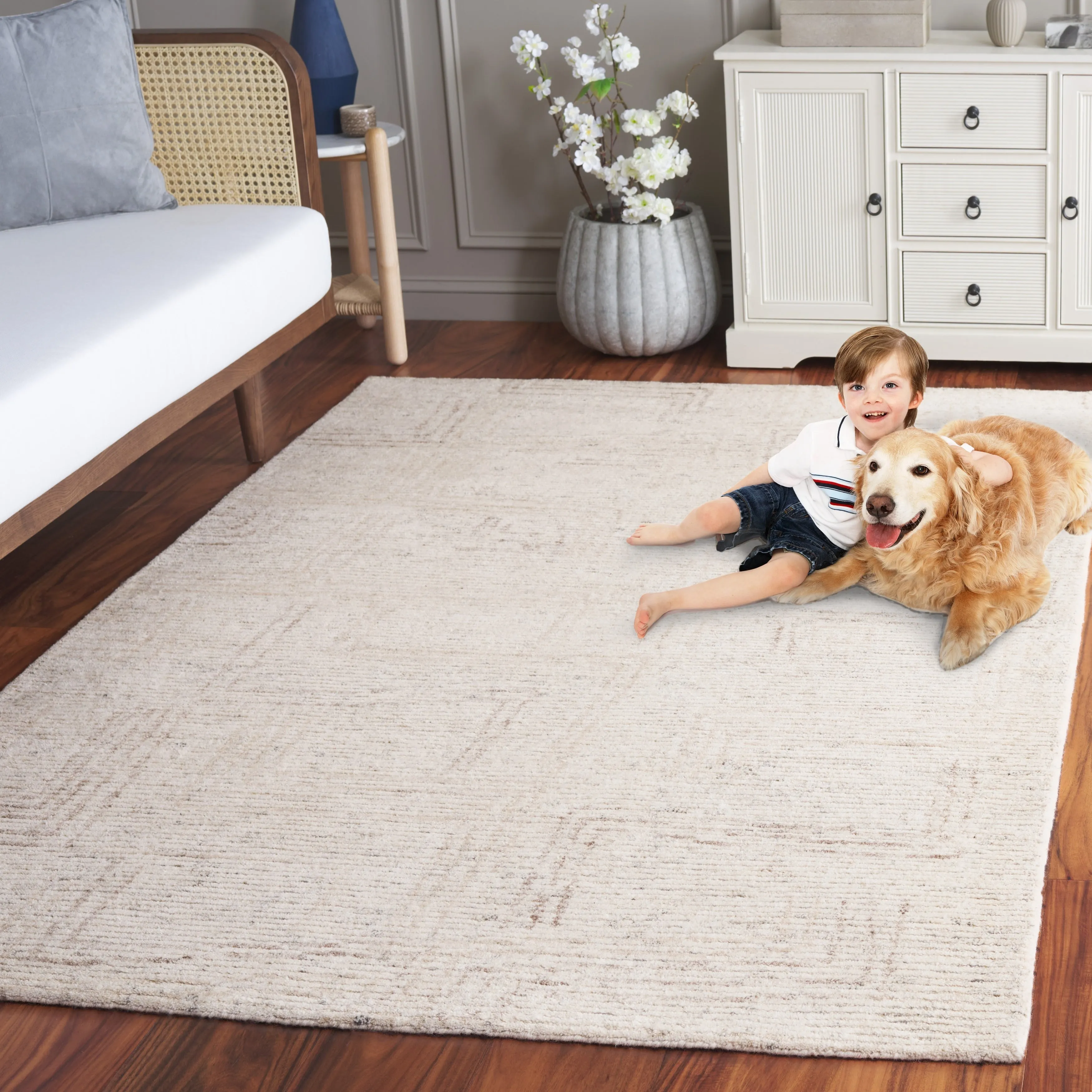 SAFAVIEH Handmade Ebony Waltraut Modern & Contemporary Wool Rug