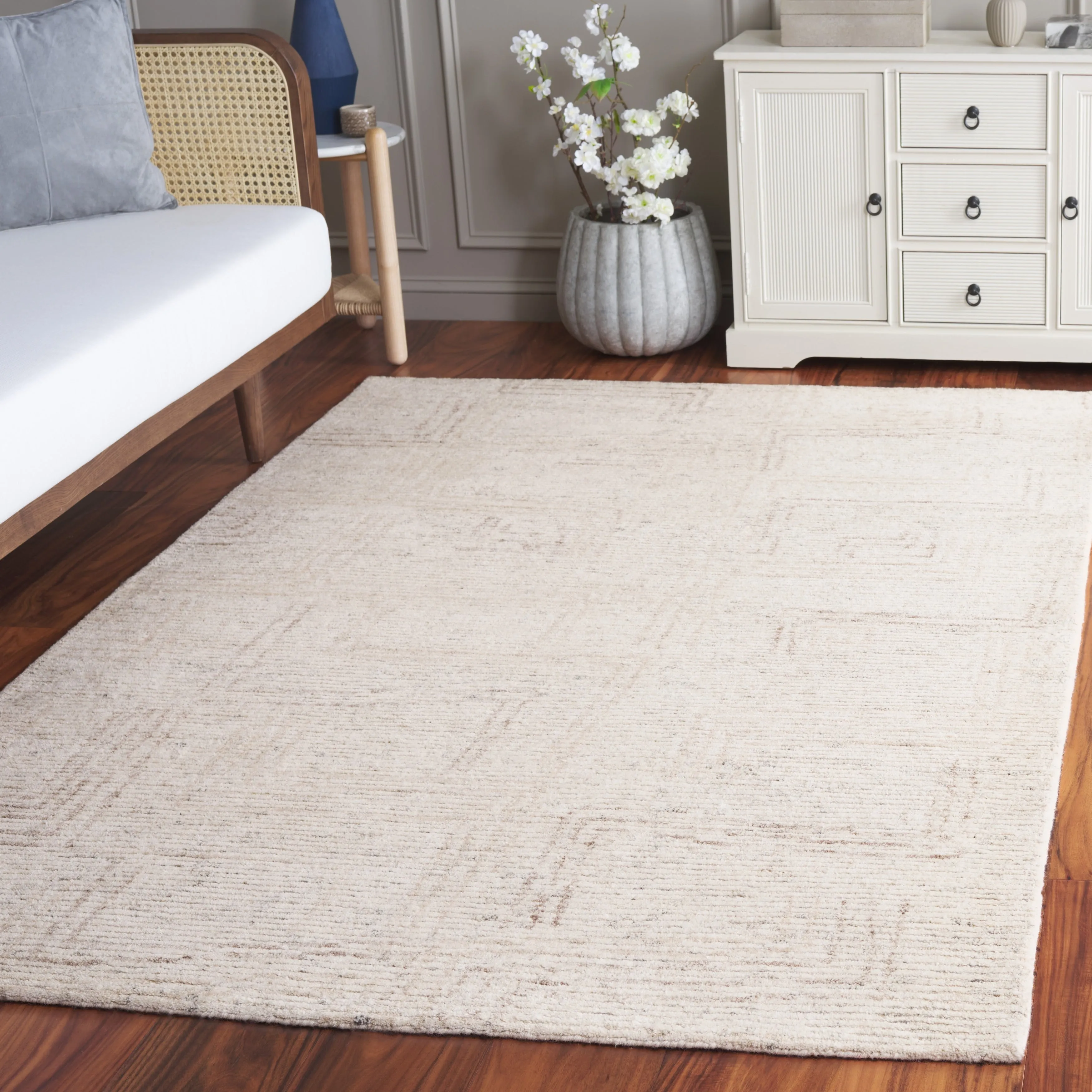 SAFAVIEH Handmade Ebony Waltraut Modern & Contemporary Wool Rug