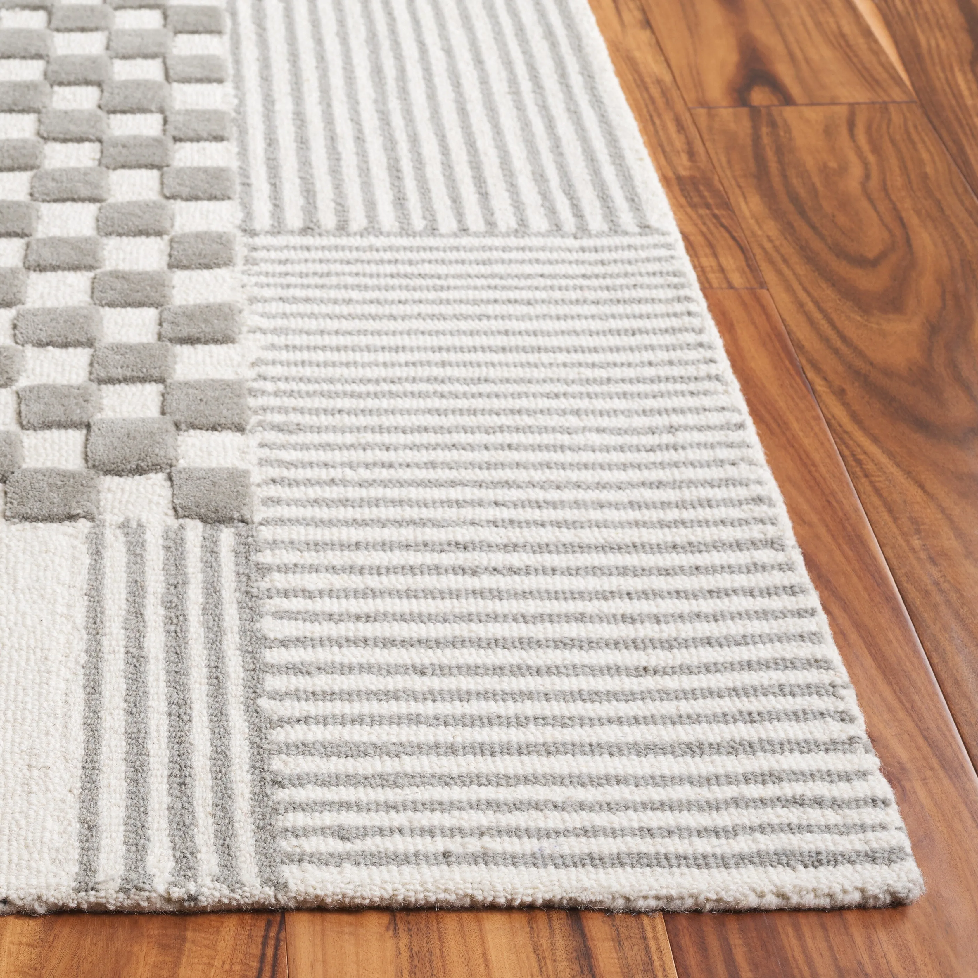 SAFAVIEH Handmade Genre Kiek Checkered Wool Rug