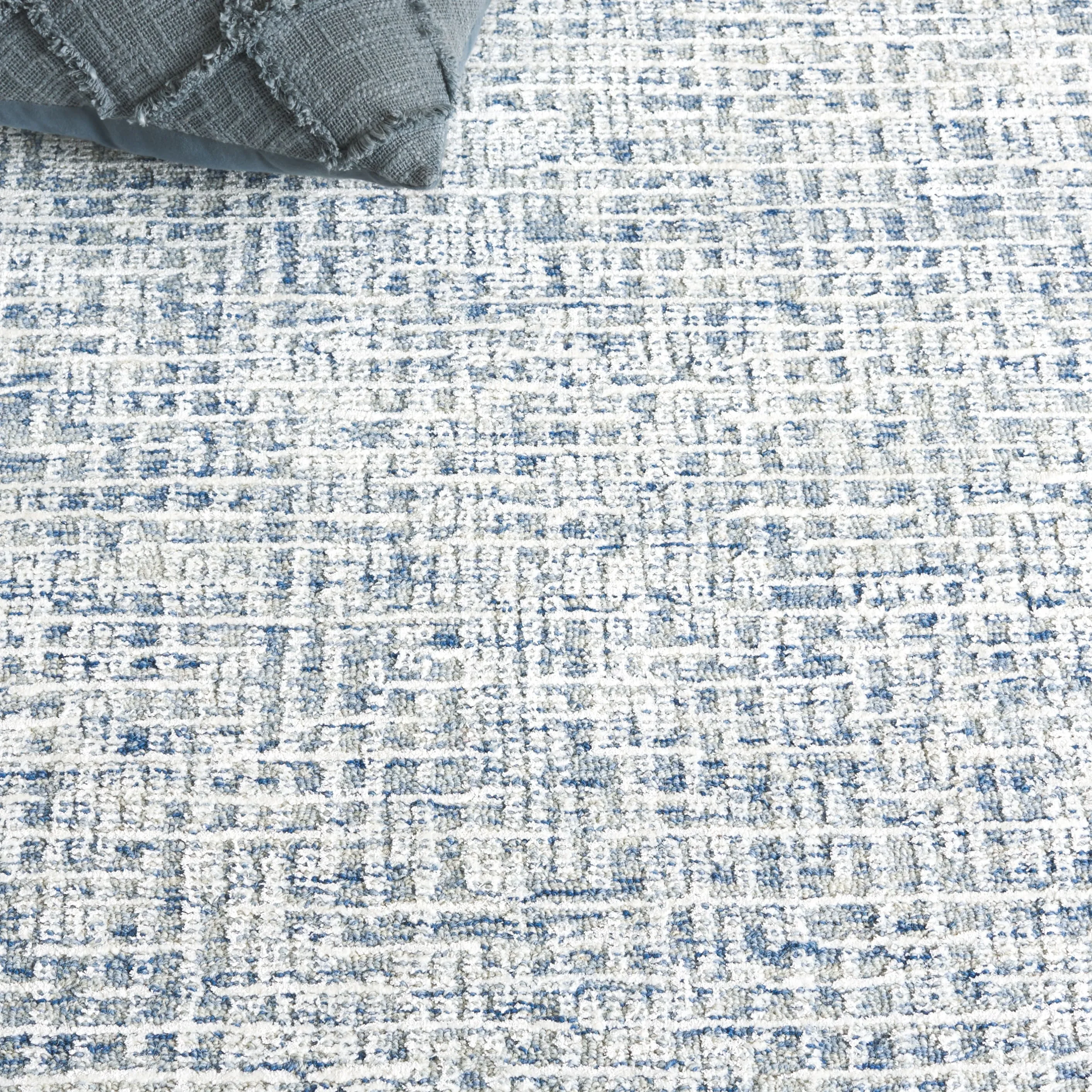 SAFAVIEH. Handmade Glamour Finnbjorg Modern Rug