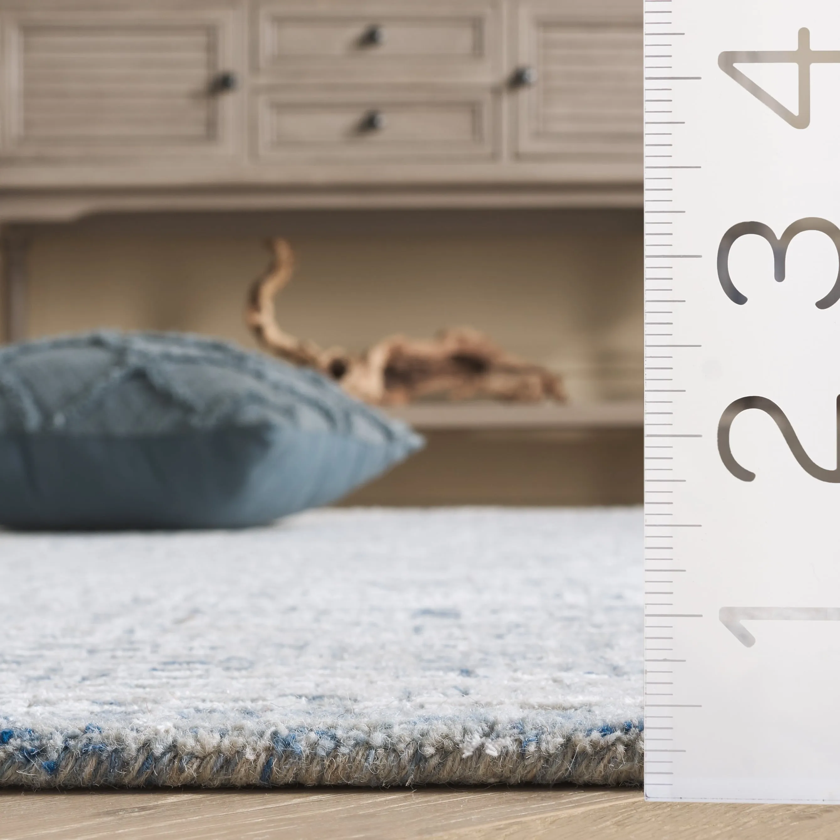 SAFAVIEH. Handmade Glamour Finnbjorg Modern Rug