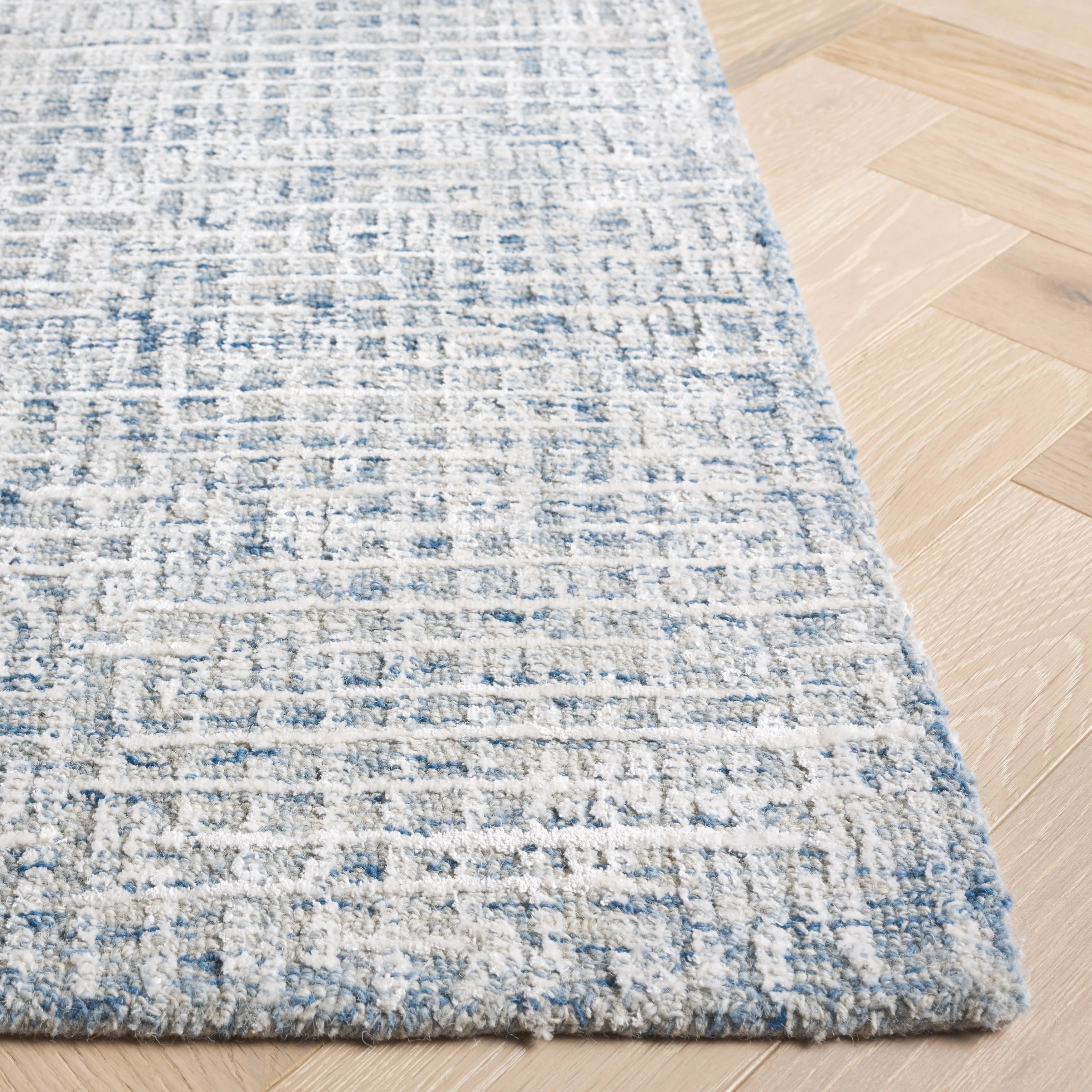 SAFAVIEH. Handmade Glamour Finnbjorg Modern Rug