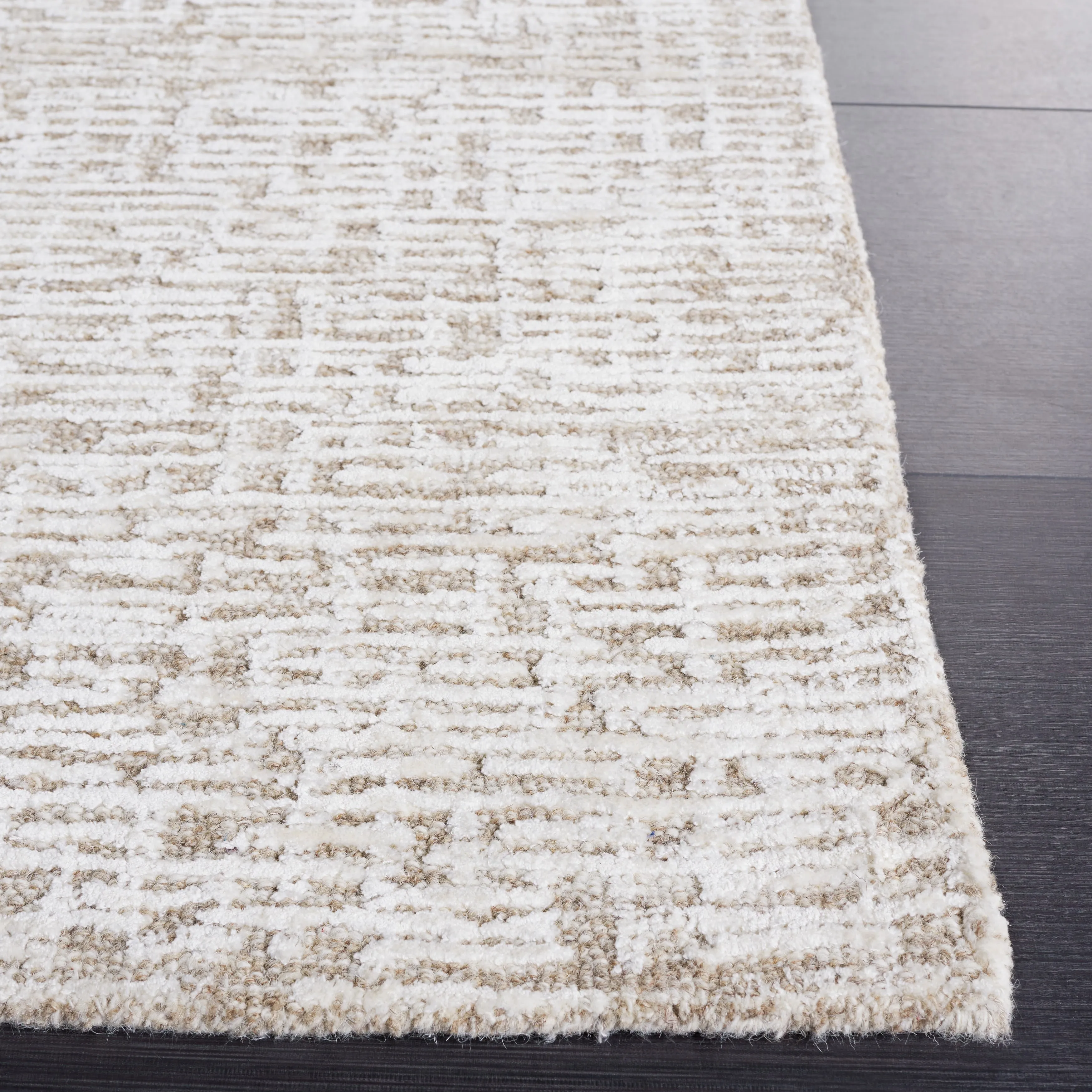 SAFAVIEH. Handmade Glamour Finnbjorg Modern Rug