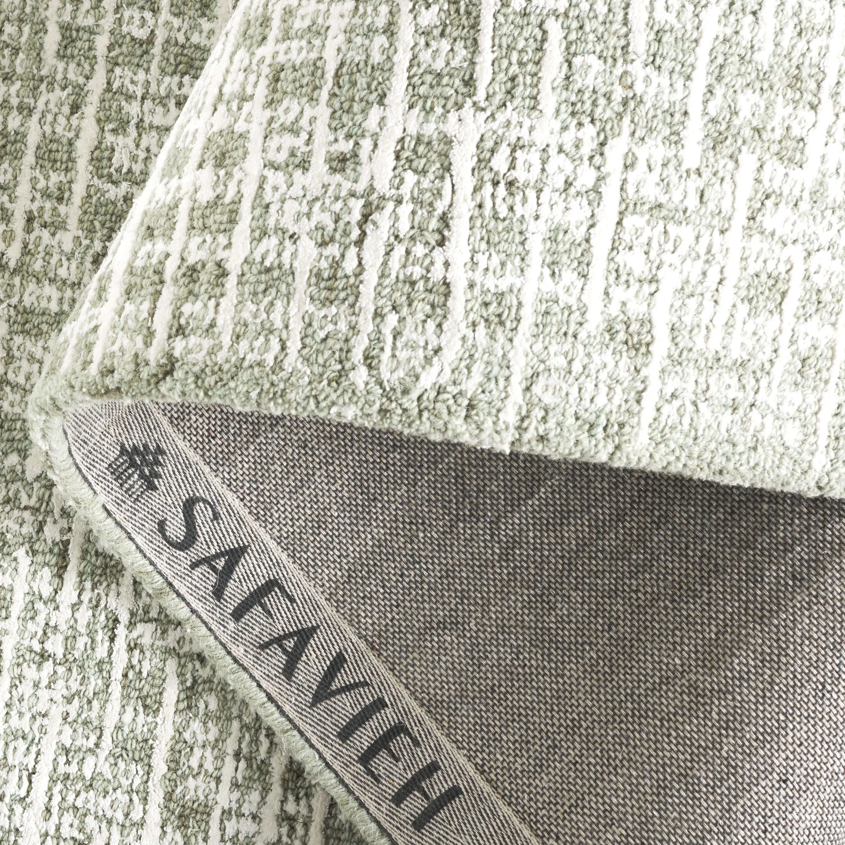 SAFAVIEH. Handmade Glamour Finnbjorg Modern Rug