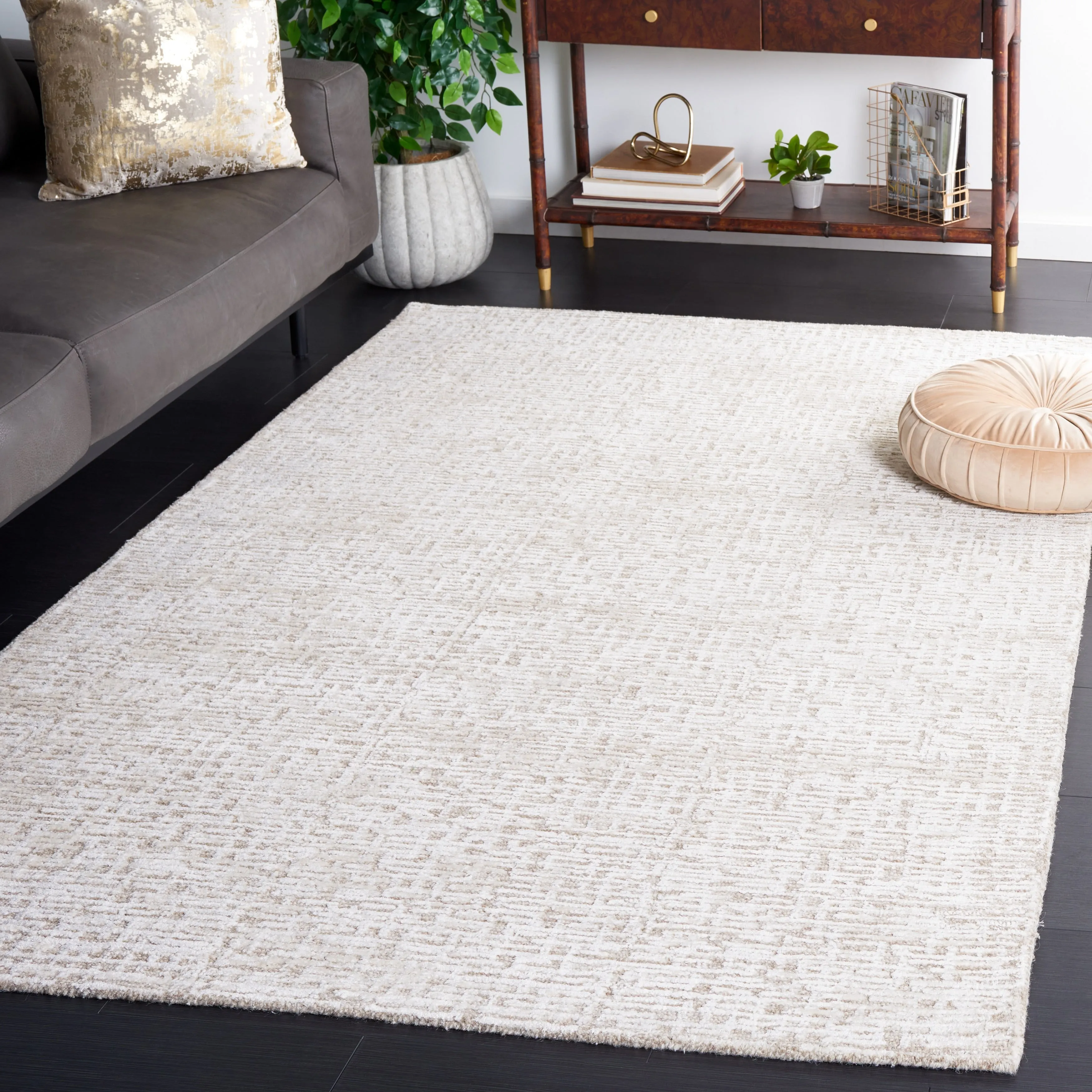 SAFAVIEH. Handmade Glamour Finnbjorg Modern Rug