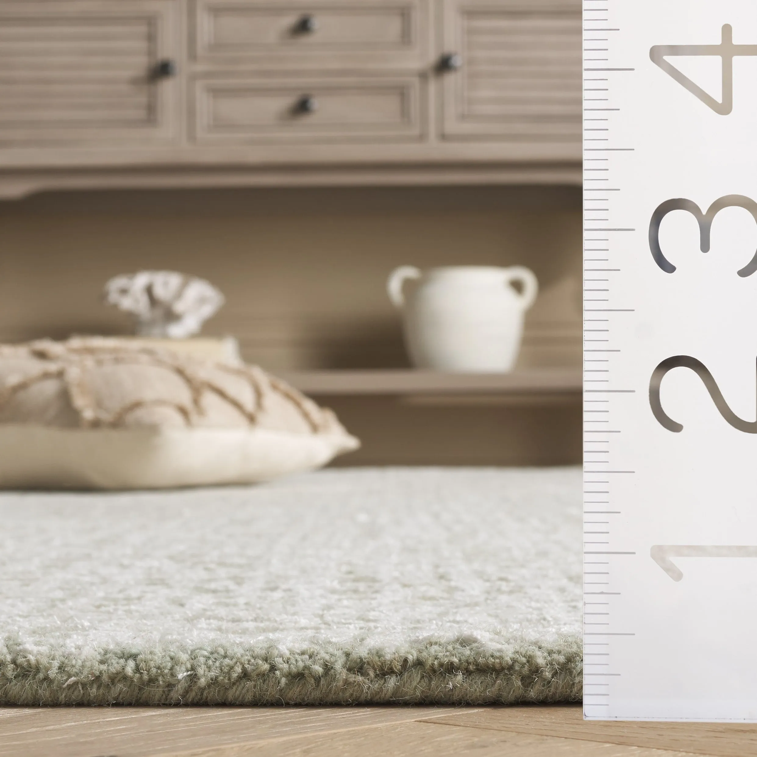 SAFAVIEH. Handmade Glamour Finnbjorg Modern Rug