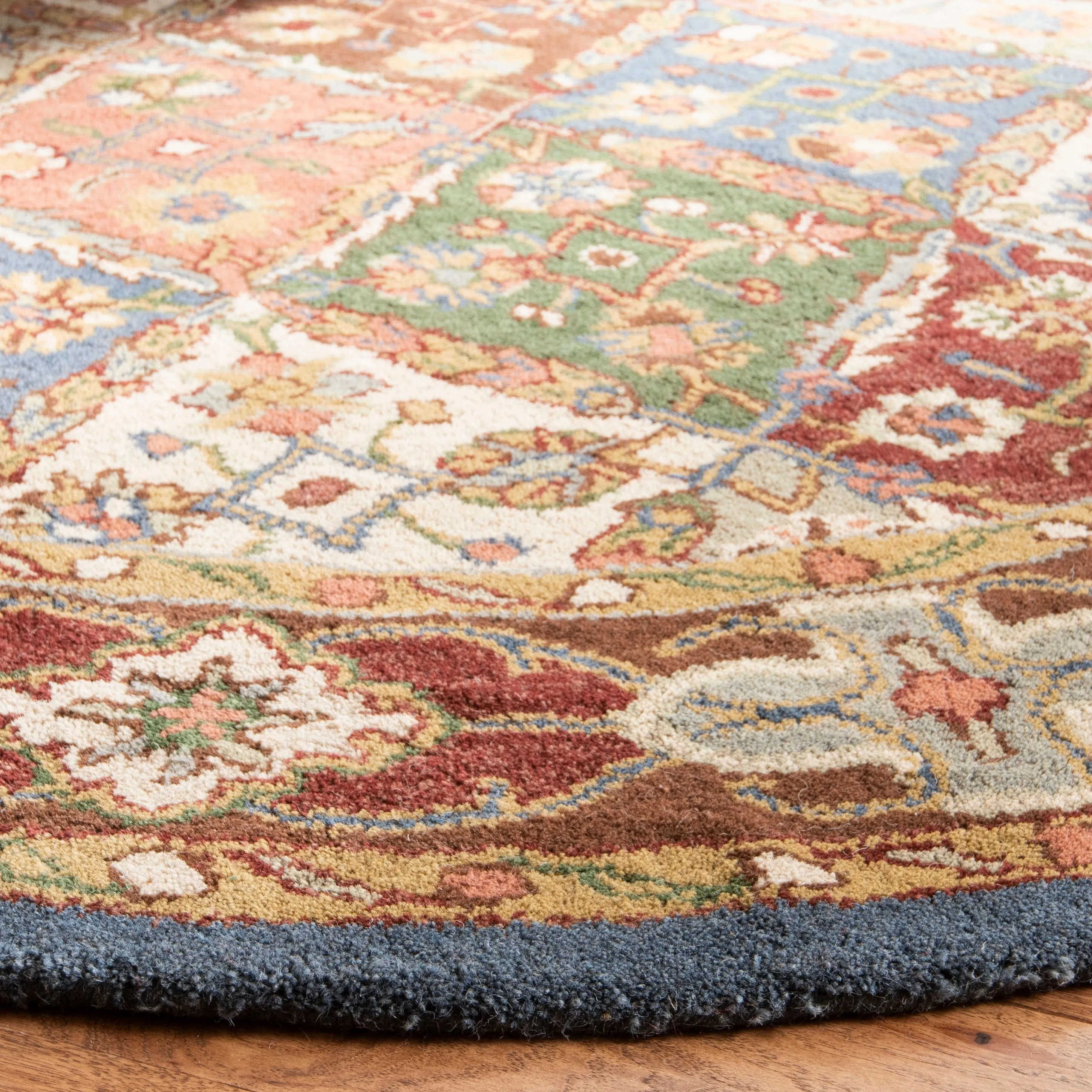 SAFAVIEH Handmade Heritage Chiseko Traditional Oriental Wool Rug