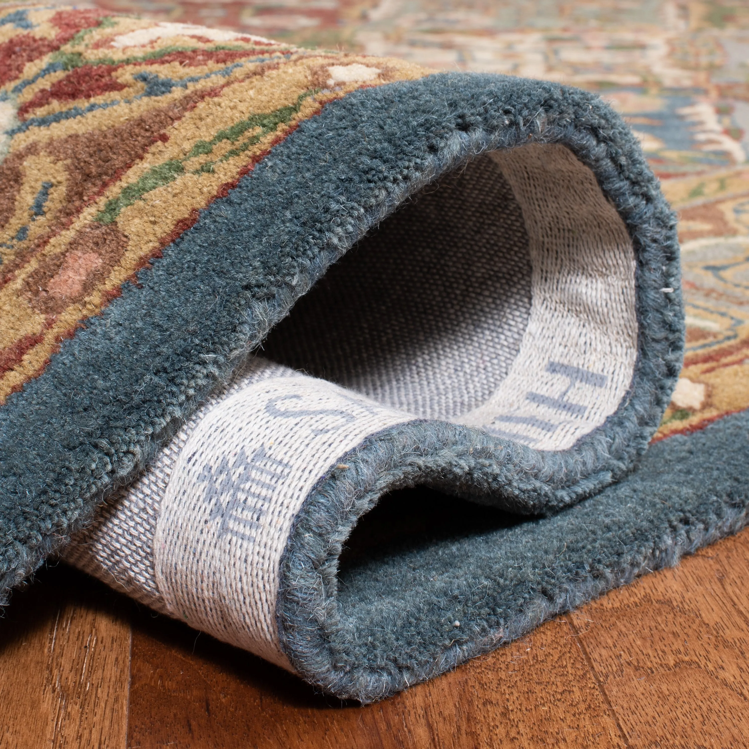 SAFAVIEH Handmade Heritage Chiseko Traditional Oriental Wool Rug