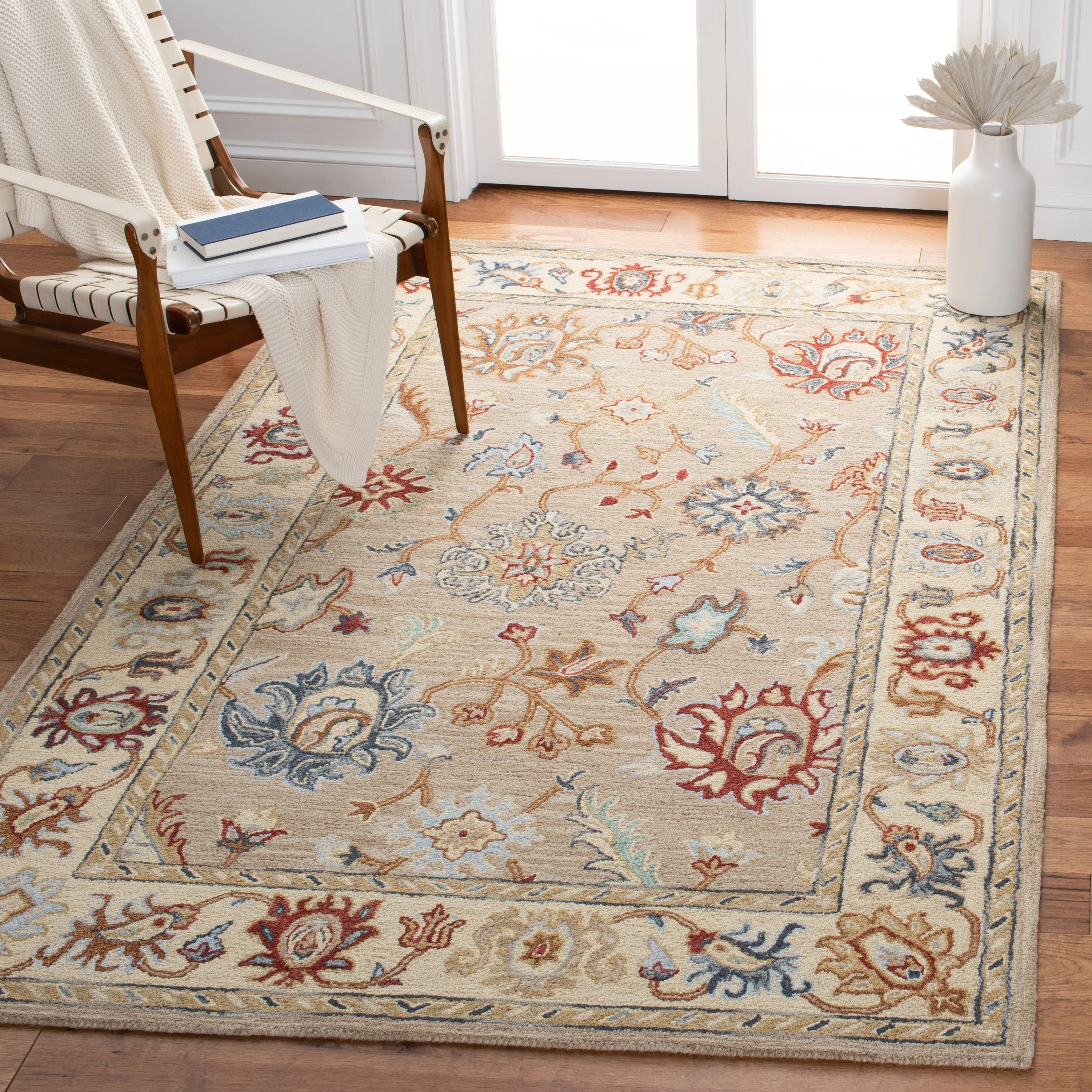 SAFAVIEH. Handmade Heritage Floral Arabesque Wool Rug
