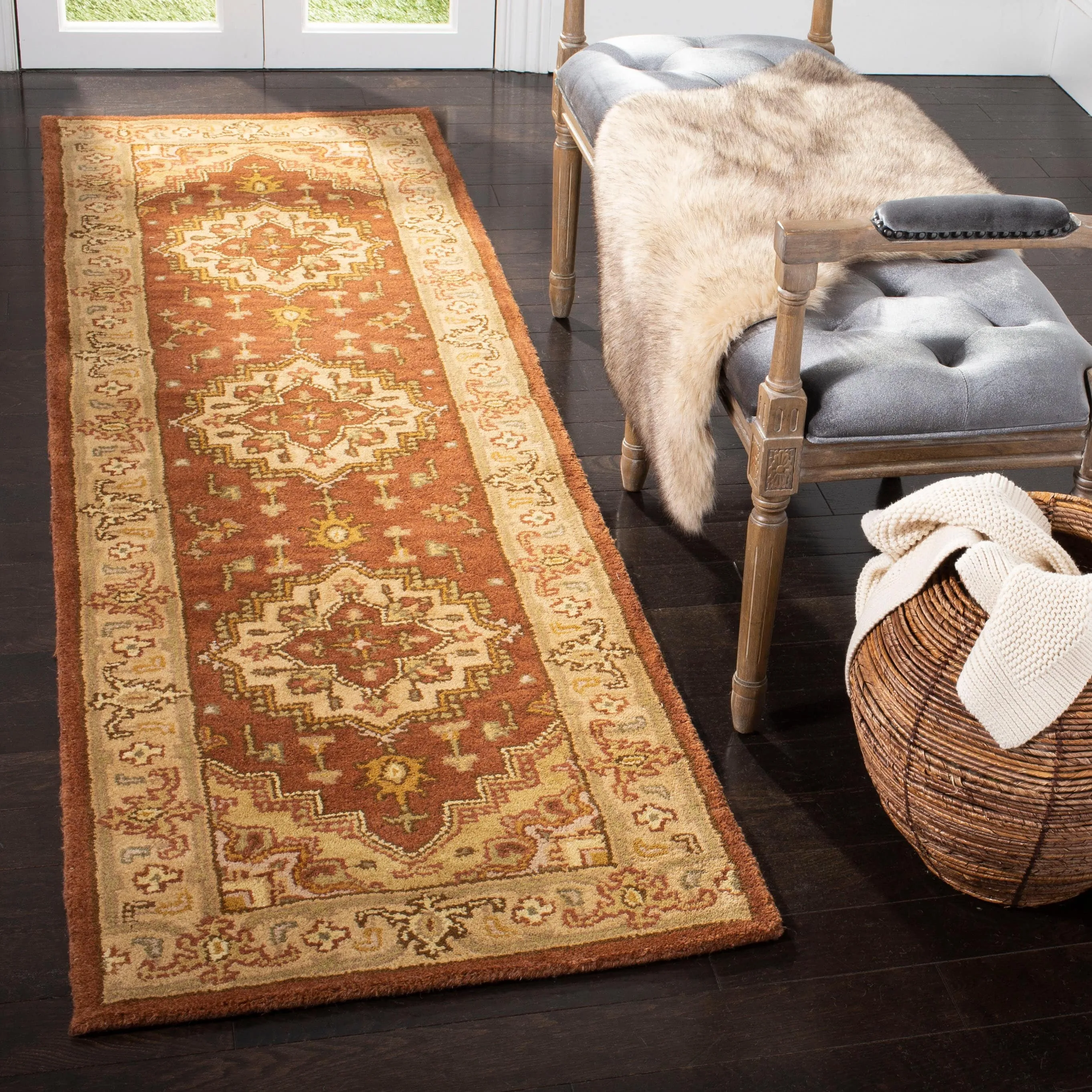 SAFAVIEH Handmade Heritage Foliage Traditional Oriental Wool Rug