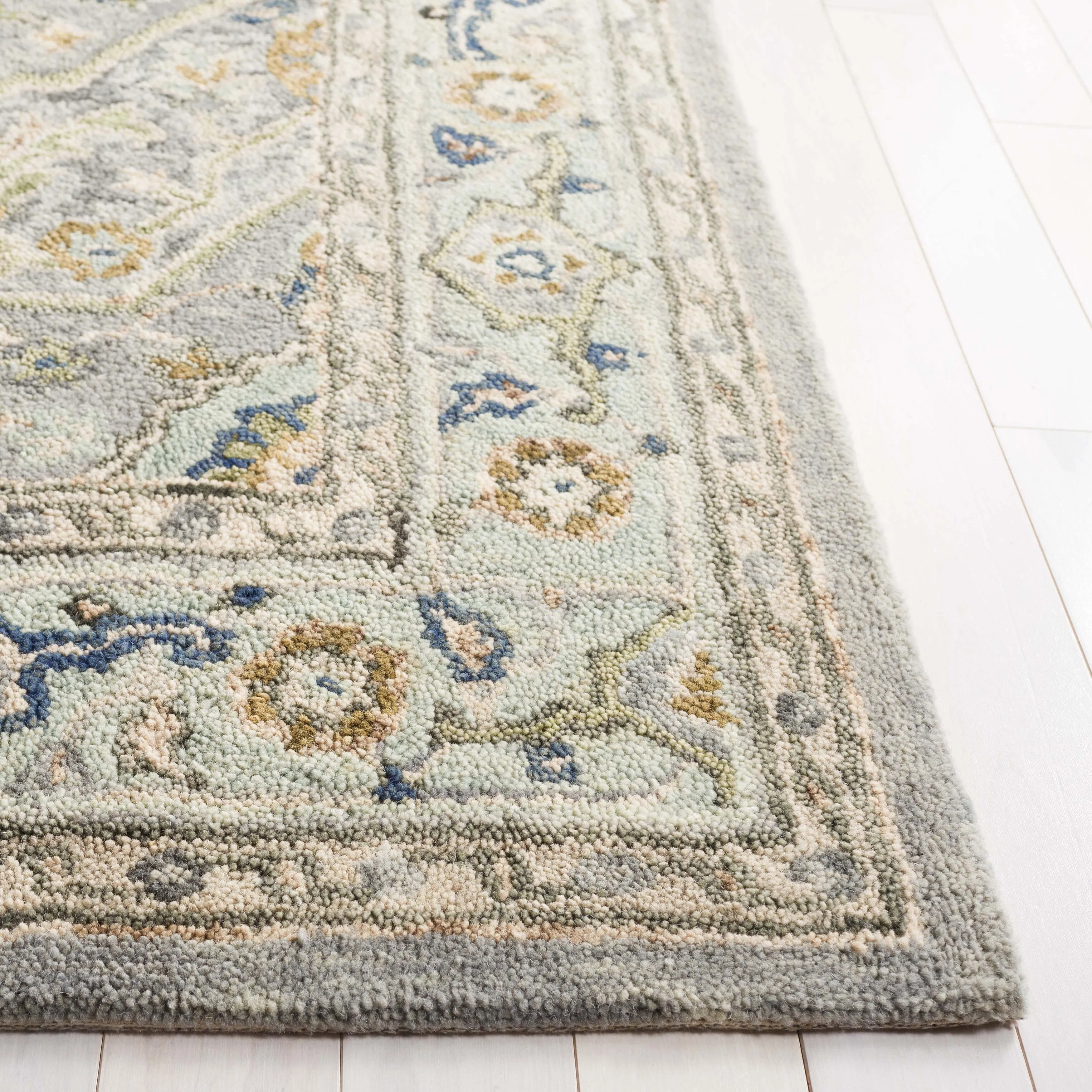 SAFAVIEH Handmade Heritage Hieng Traditional Wool Rug