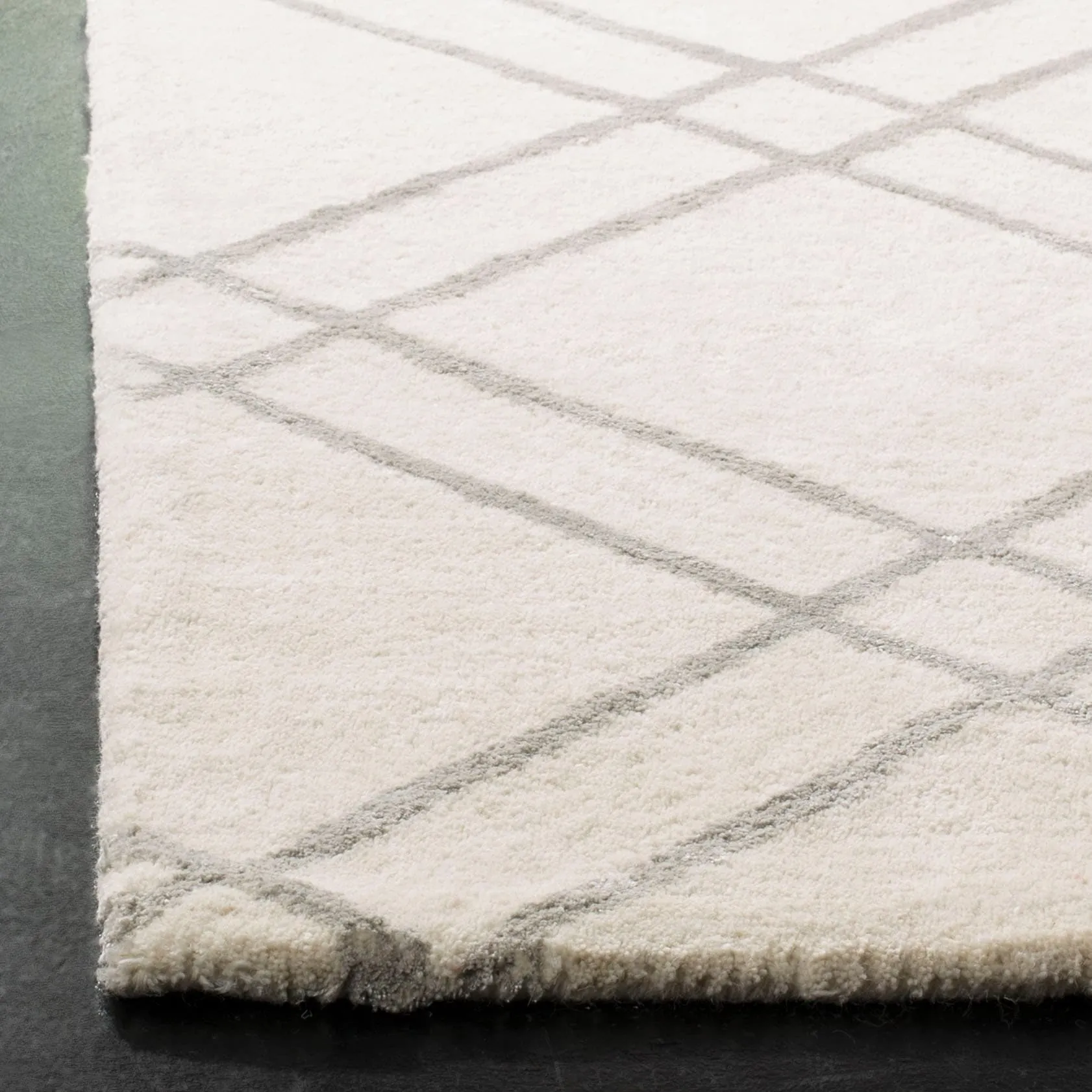 SAFAVIEH Handmade Himalaya Beadwork Modern Wool Rug