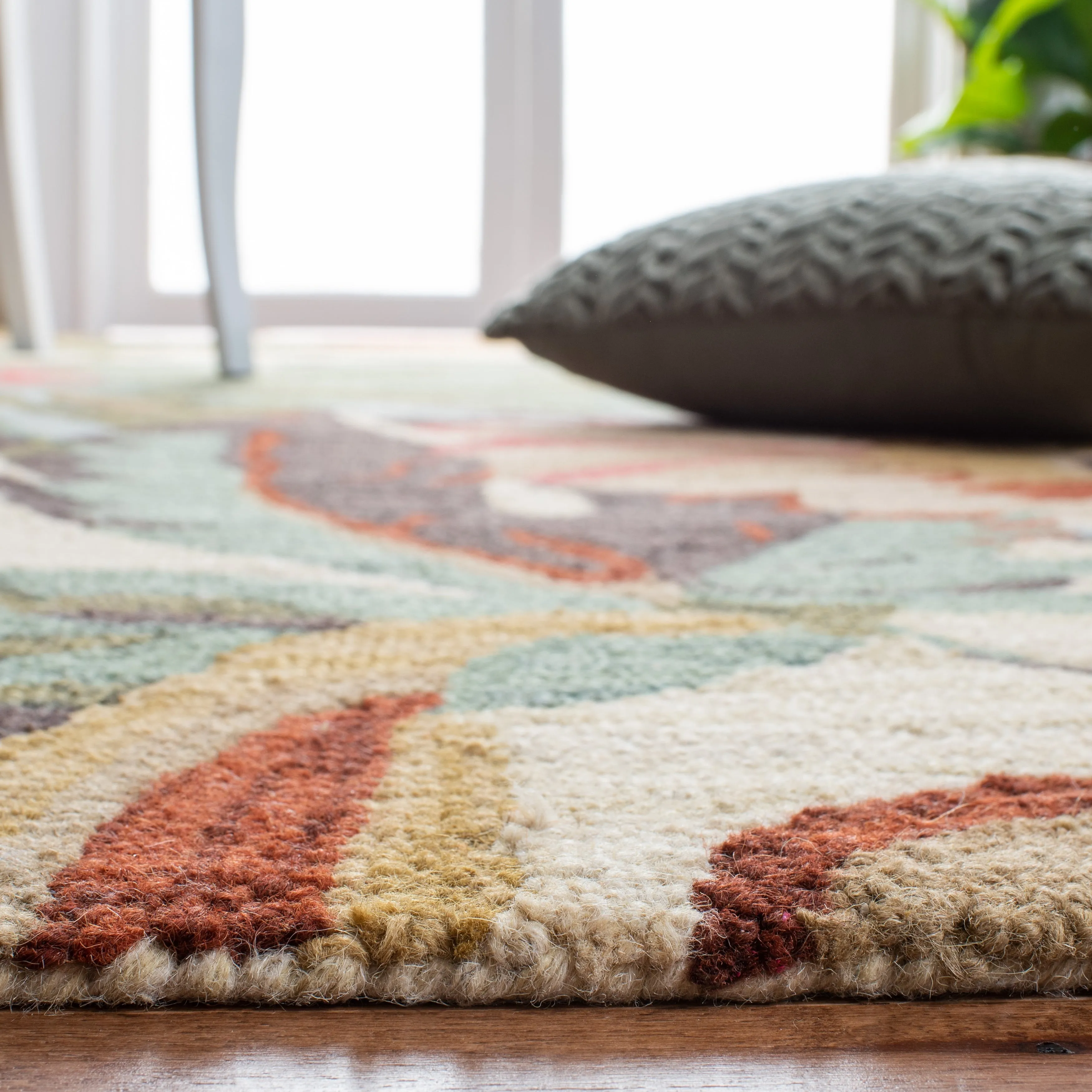 SAFAVIEH Handmade Jardin Kristell Country Floral Wool Rug