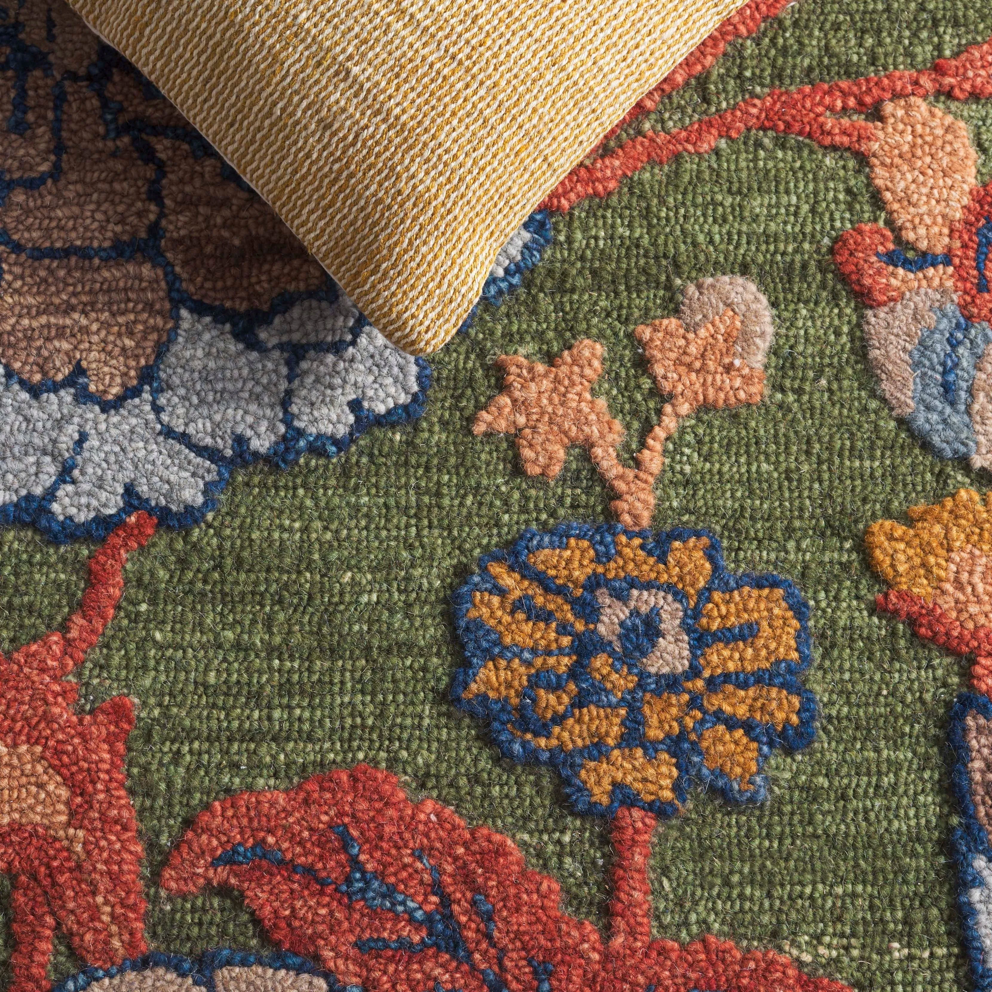 SAFAVIEH Handmade Jardin Rusa Country Floral Wool Rug