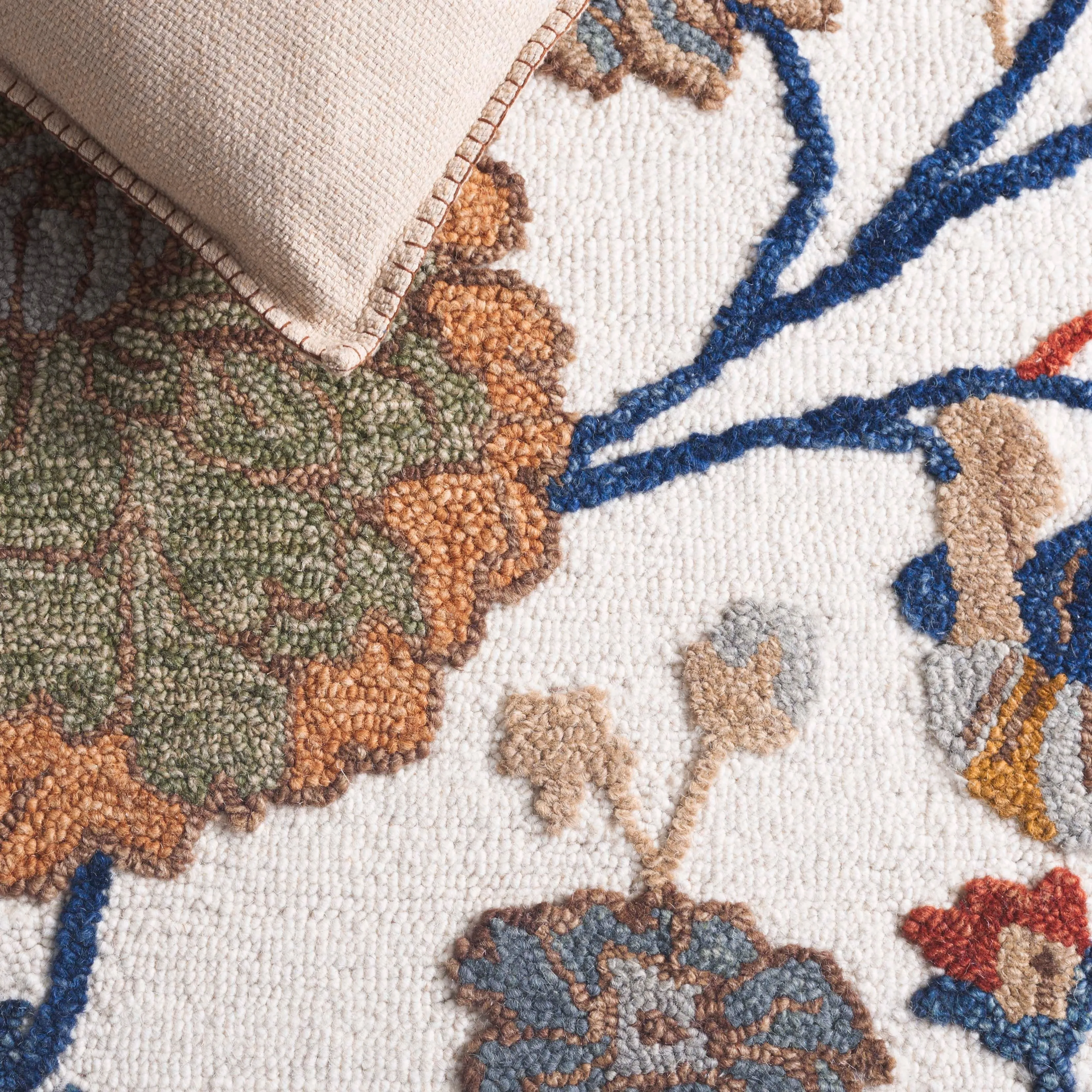 SAFAVIEH Handmade Jardin Rusa Country Floral Wool Rug