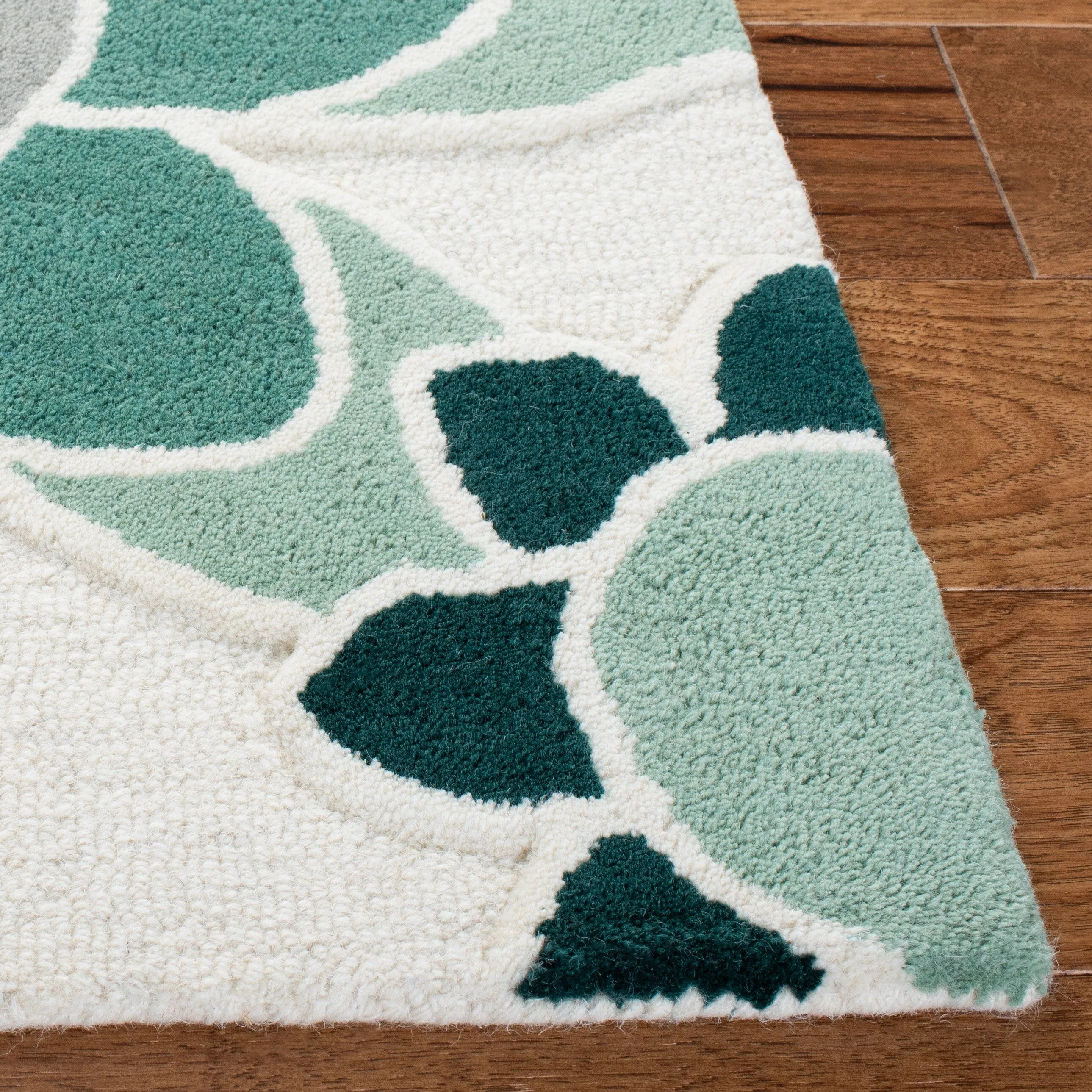 SAFAVIEH Handmade Kids Khadijah Floral Wool Rug