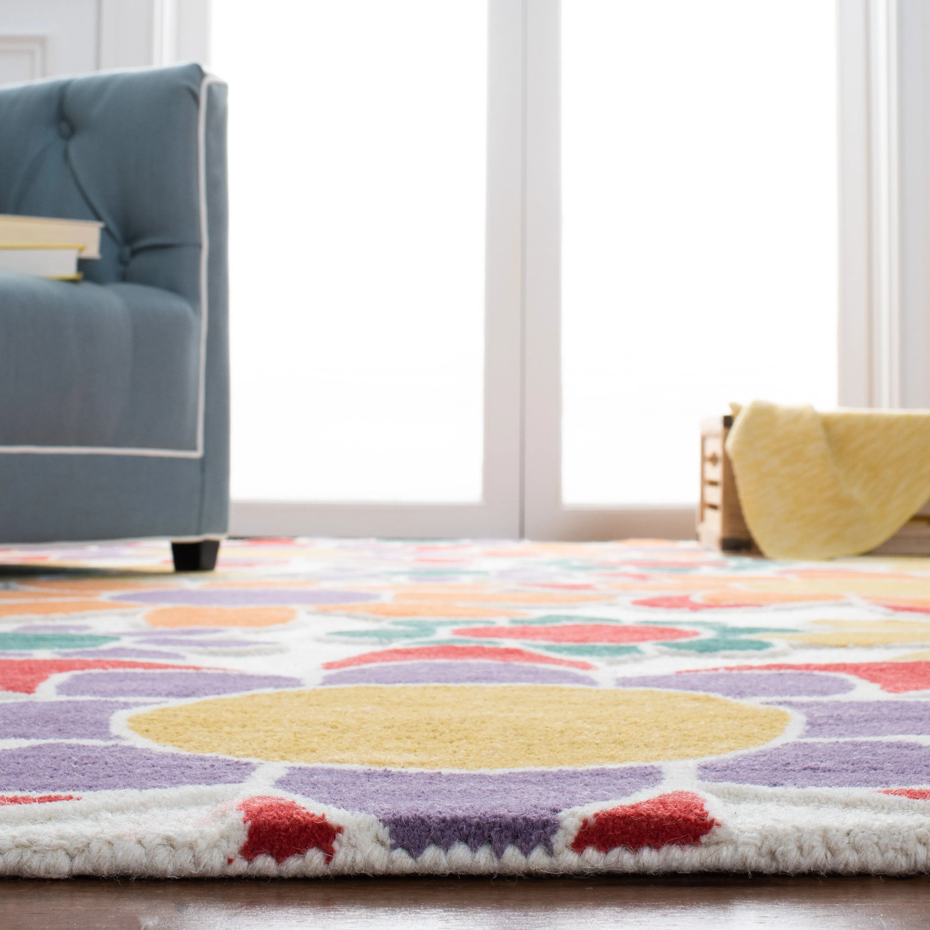 SAFAVIEH Handmade Kids Khadijah Floral Wool Rug