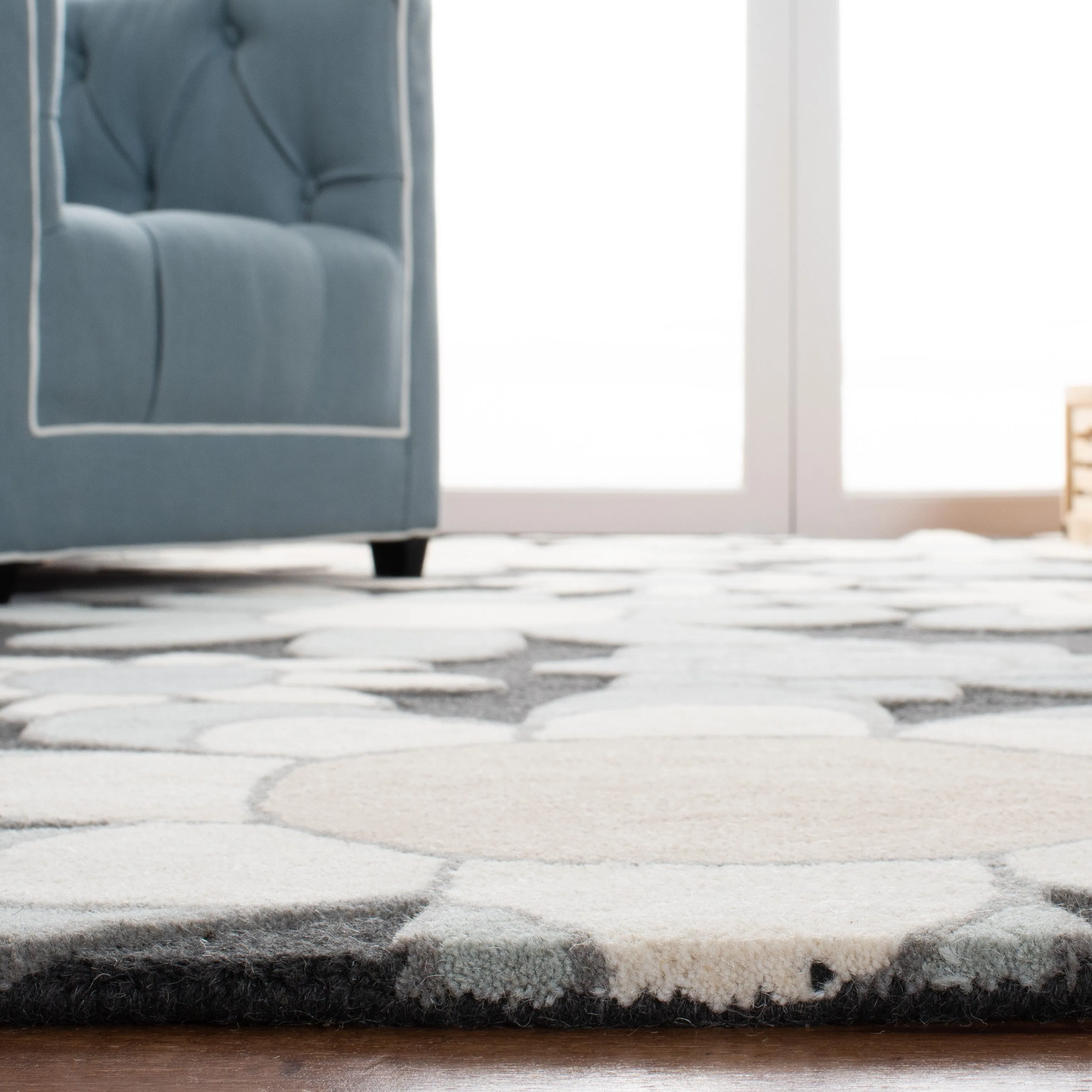 SAFAVIEH Handmade Kids Khadijah Floral Wool Rug