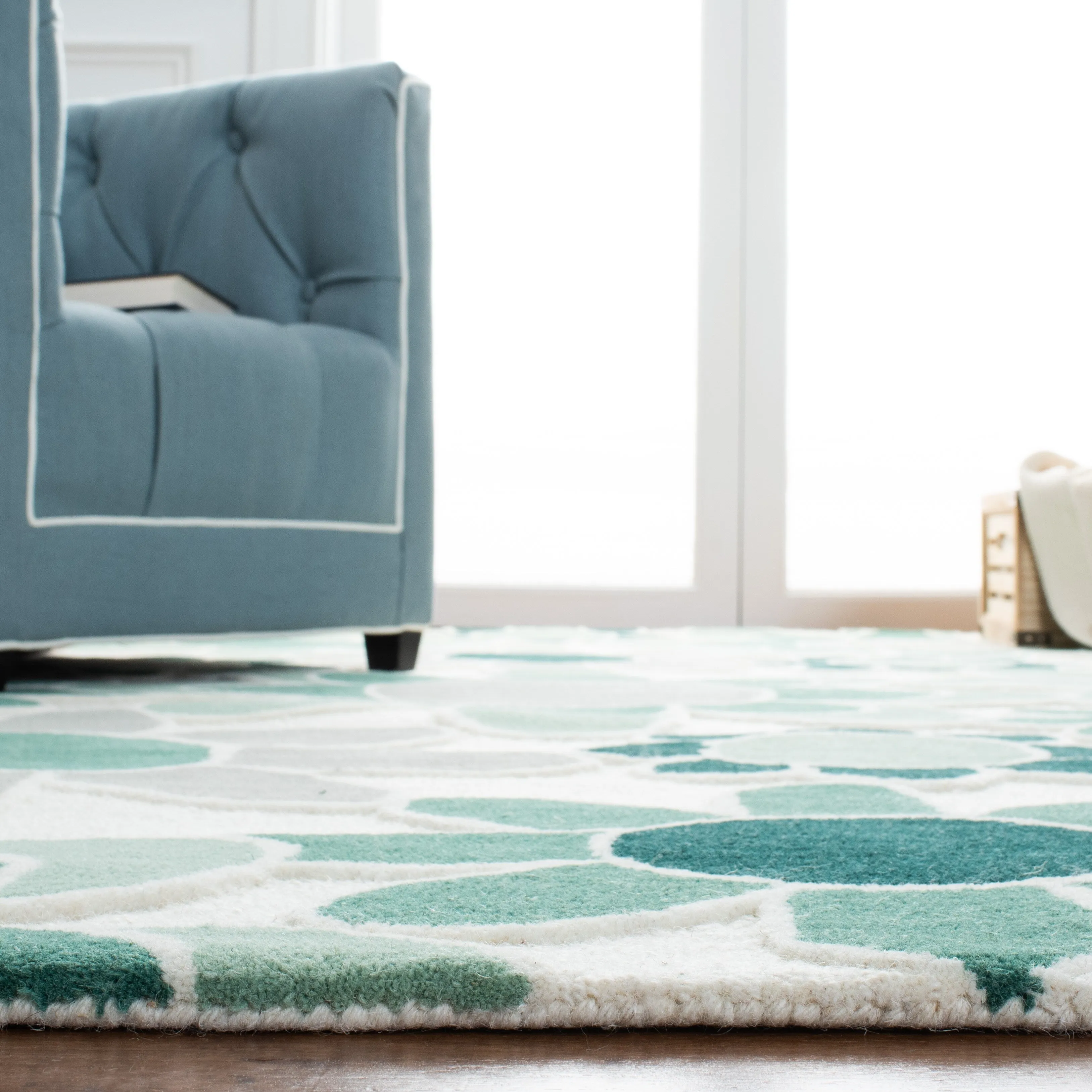 SAFAVIEH Handmade Kids Khadijah Floral Wool Rug
