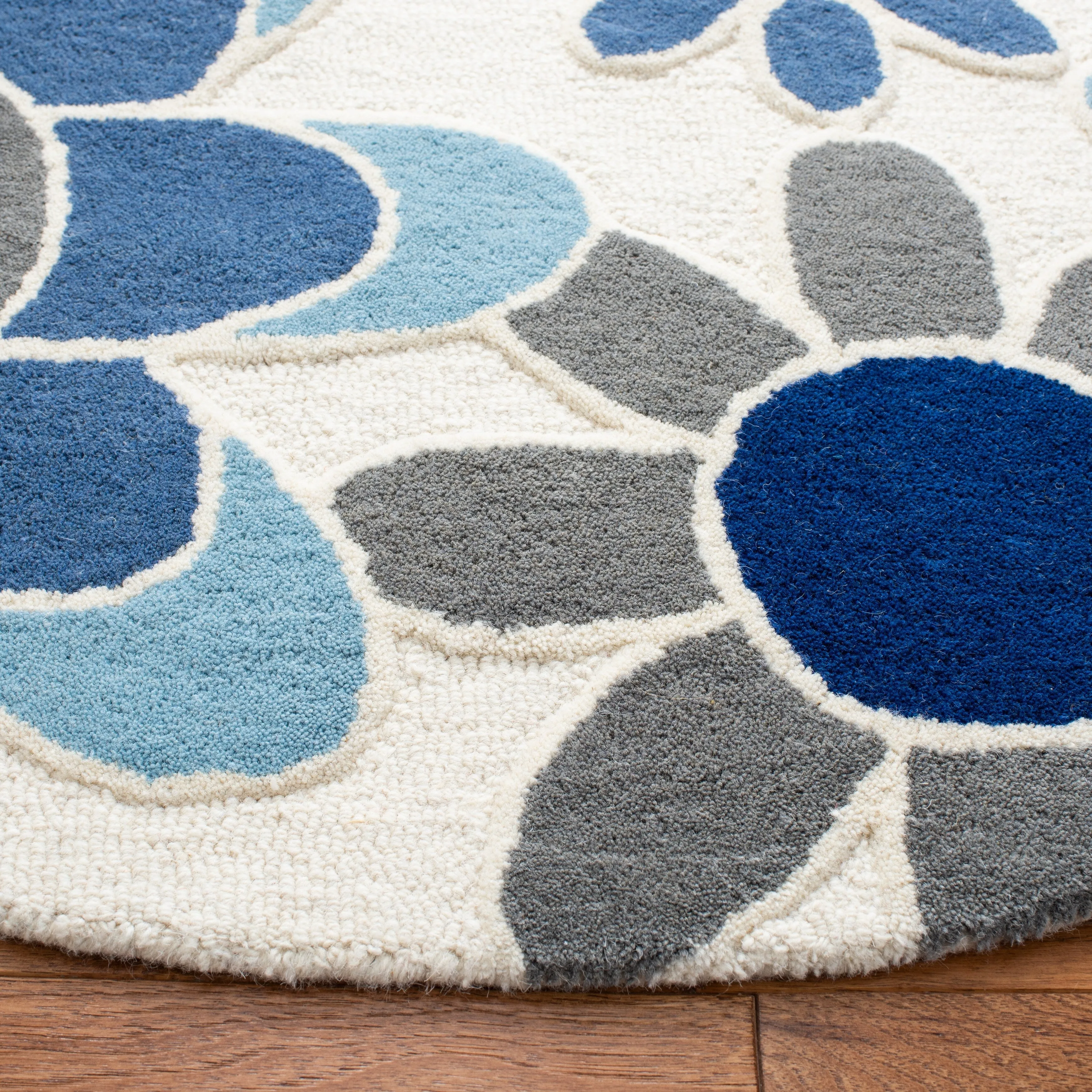 SAFAVIEH Handmade Kids Khadijah Floral Wool Rug