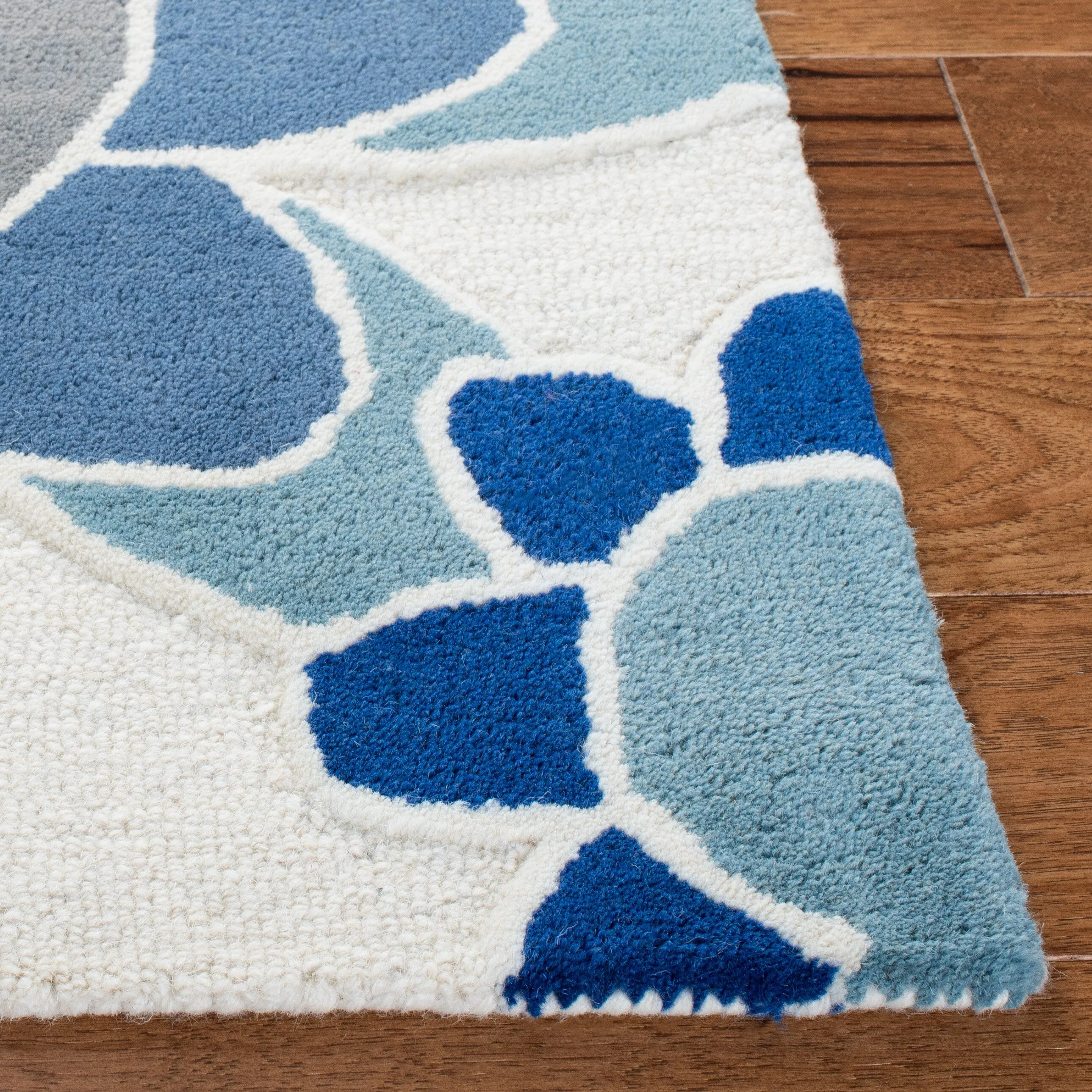 SAFAVIEH Handmade Kids Khadijah Floral Wool Rug