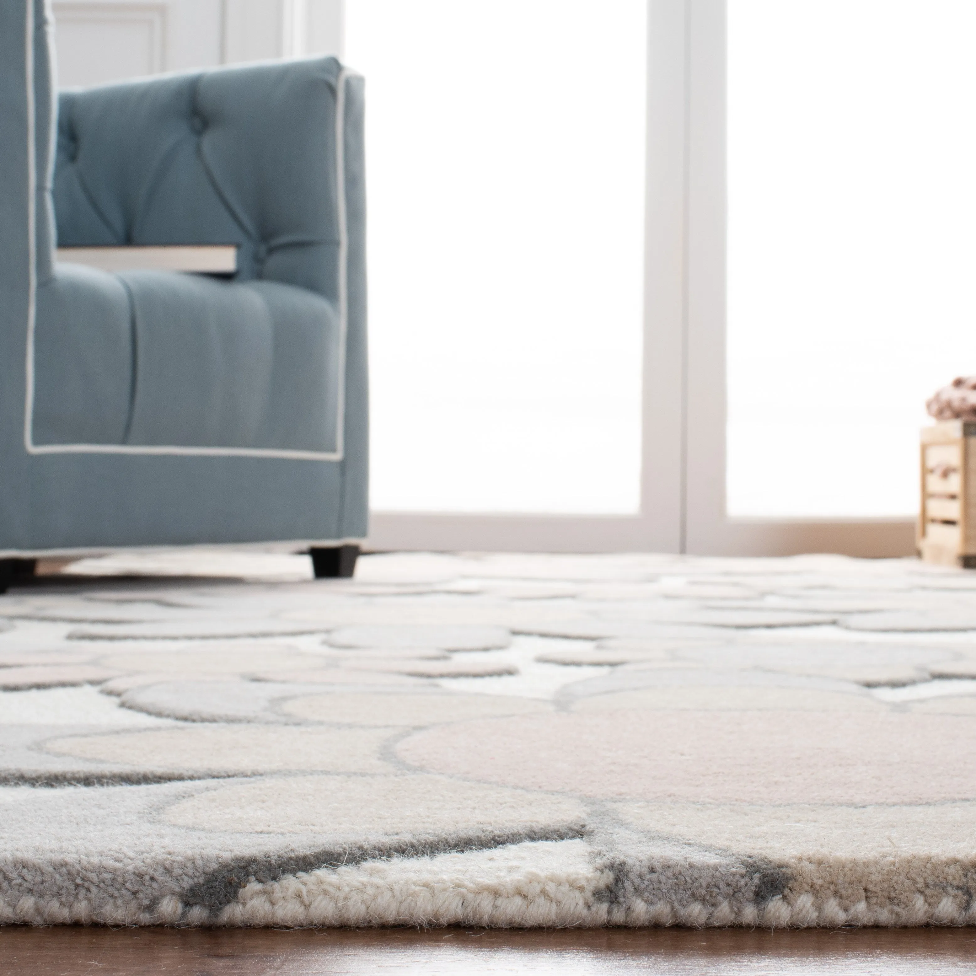 SAFAVIEH Handmade Kids Khadijah Floral Wool Rug