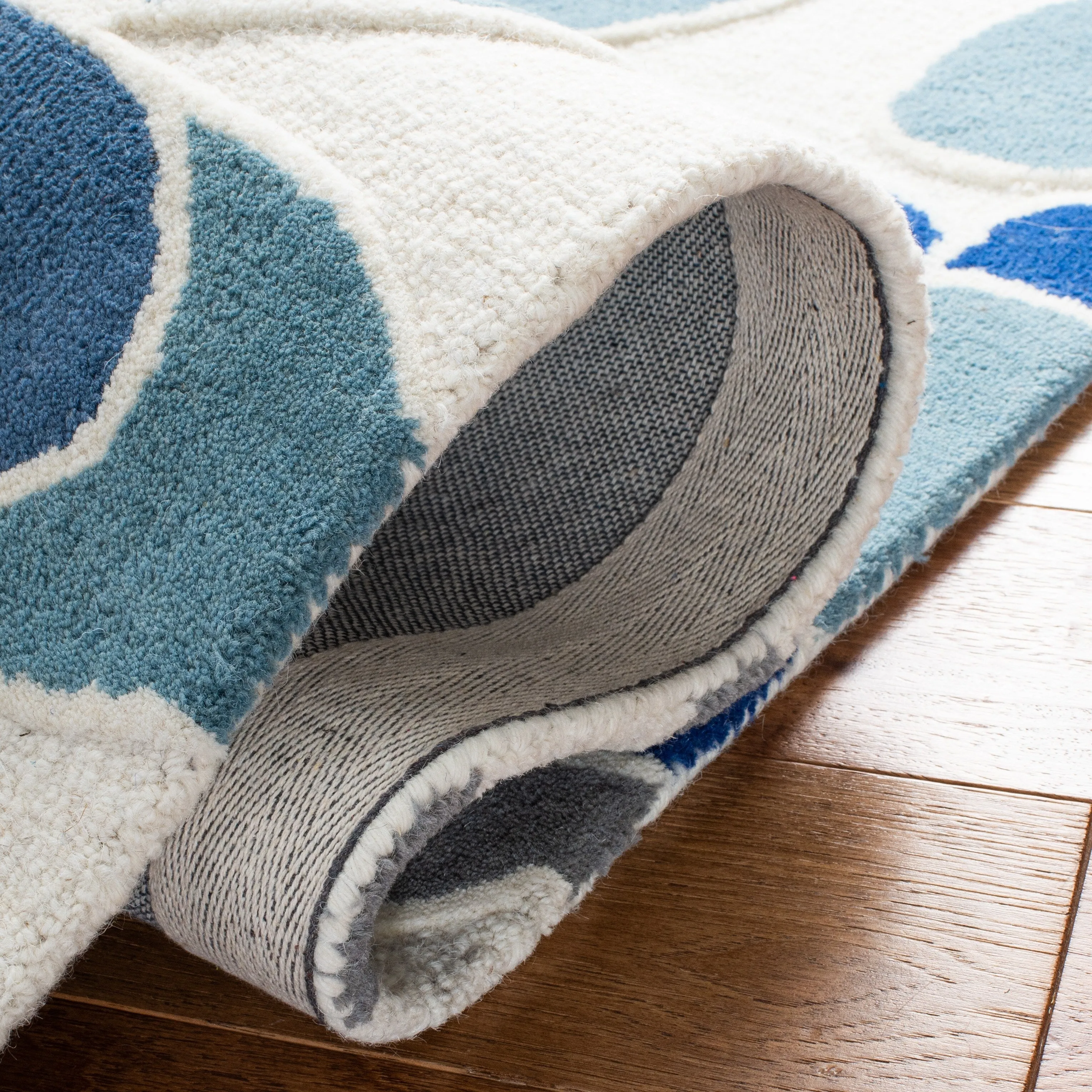 SAFAVIEH Handmade Kids Khadijah Floral Wool Rug
