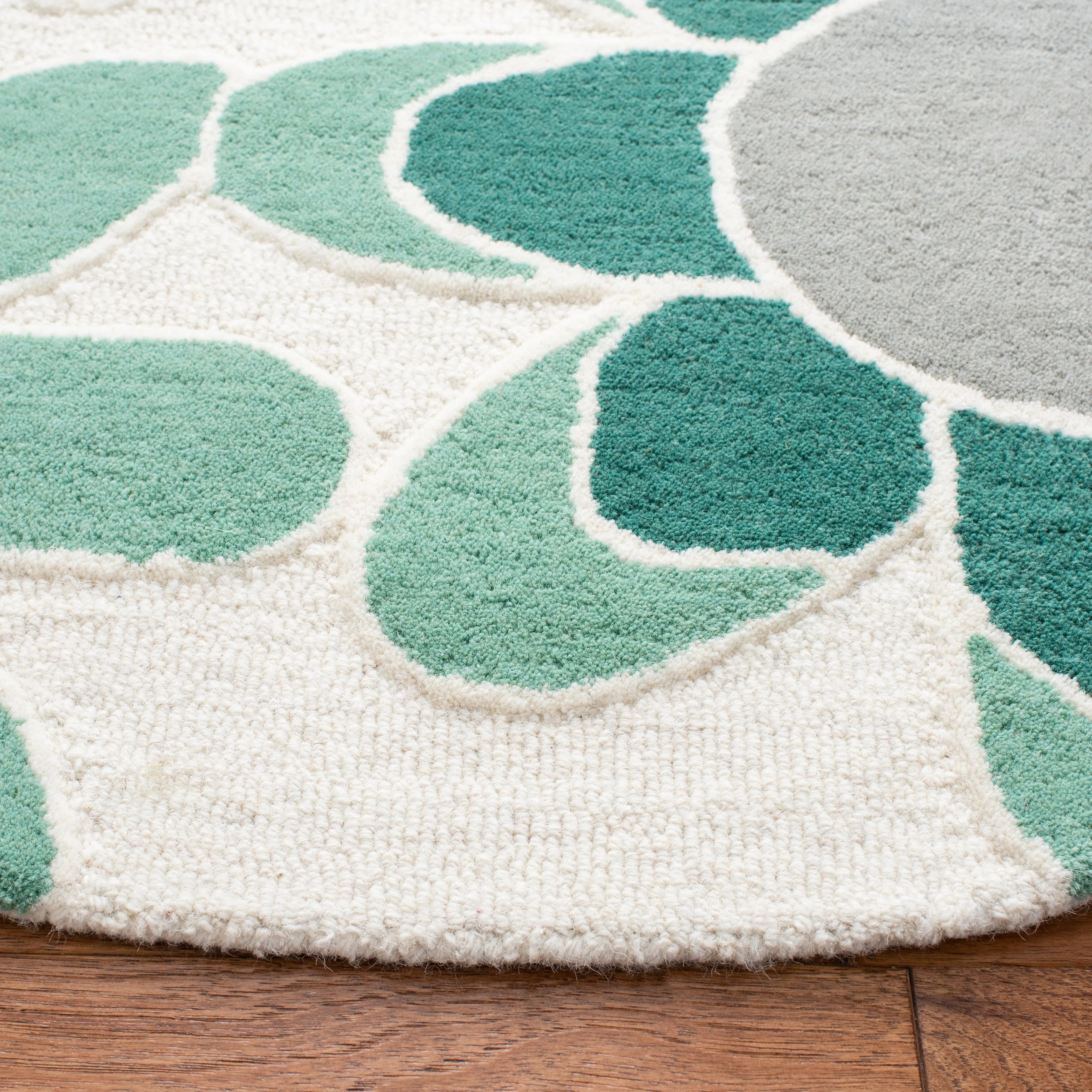 SAFAVIEH Handmade Kids Khadijah Floral Wool Rug