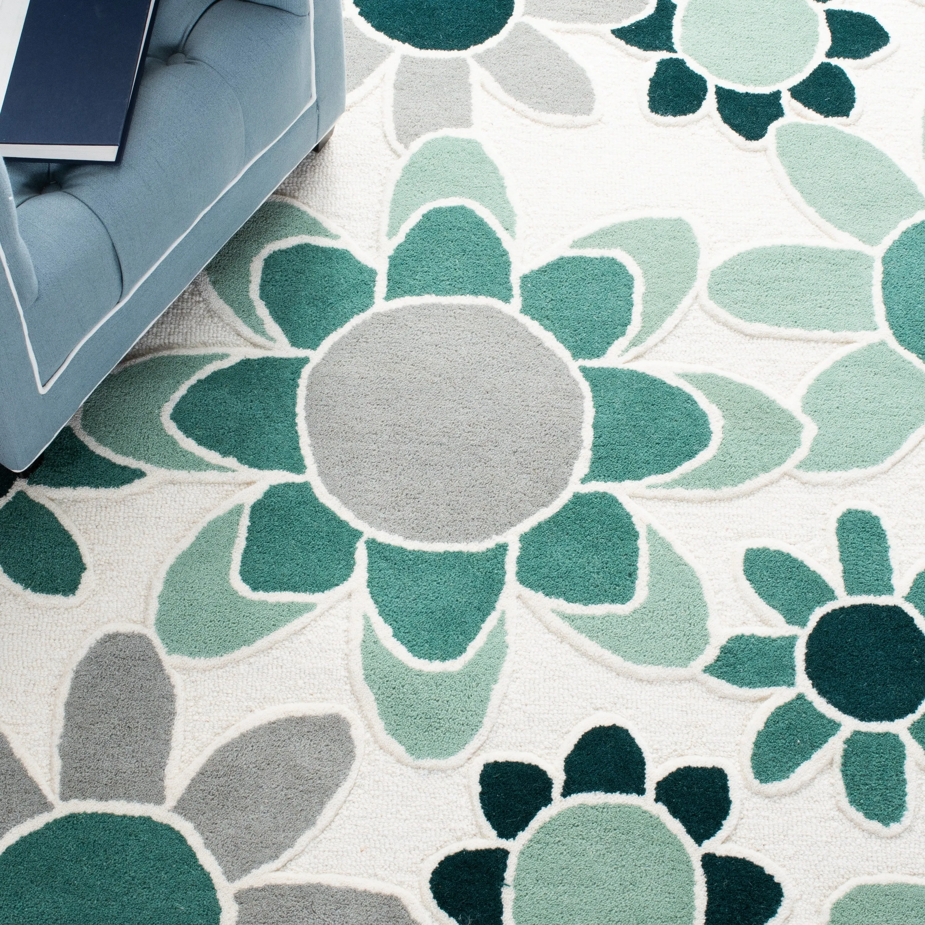 SAFAVIEH Handmade Kids Khadijah Floral Wool Rug