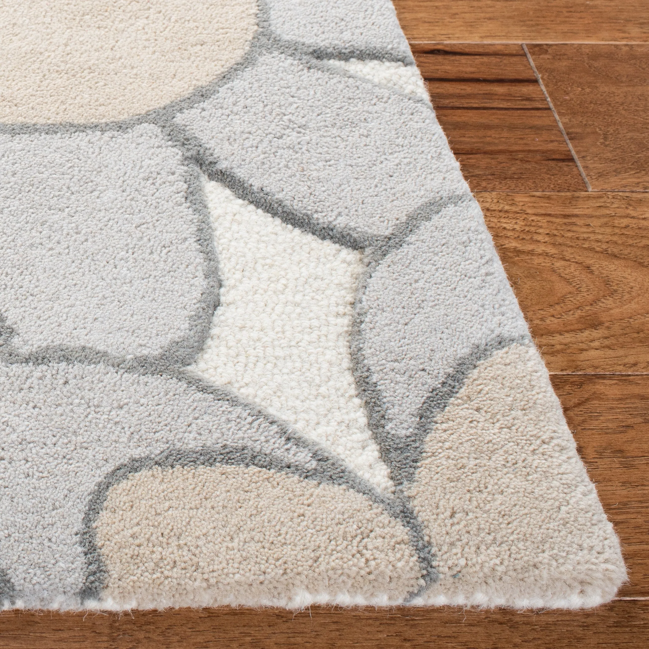 SAFAVIEH Handmade Kids Khadijah Floral Wool Rug