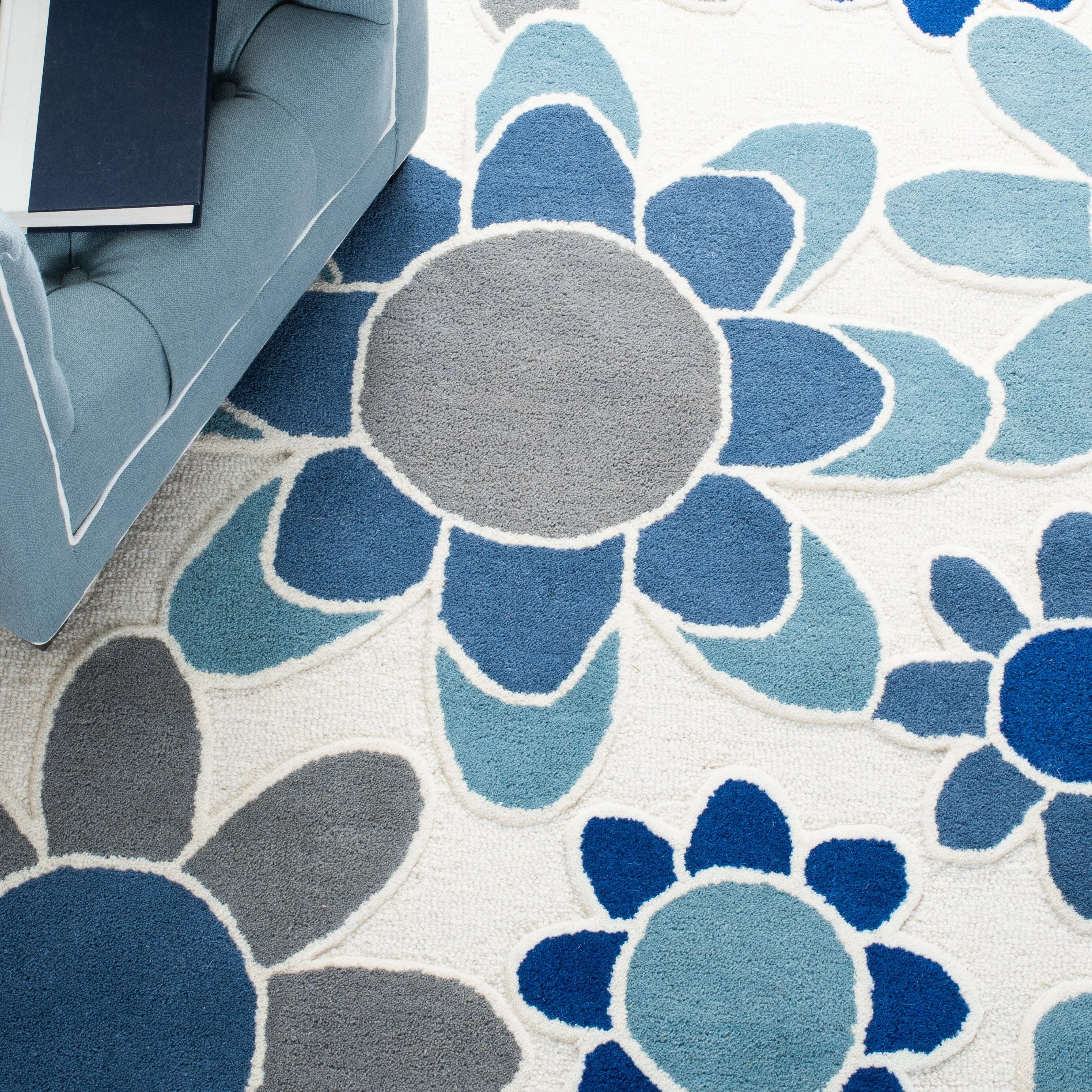 SAFAVIEH Handmade Kids Khadijah Floral Wool Rug