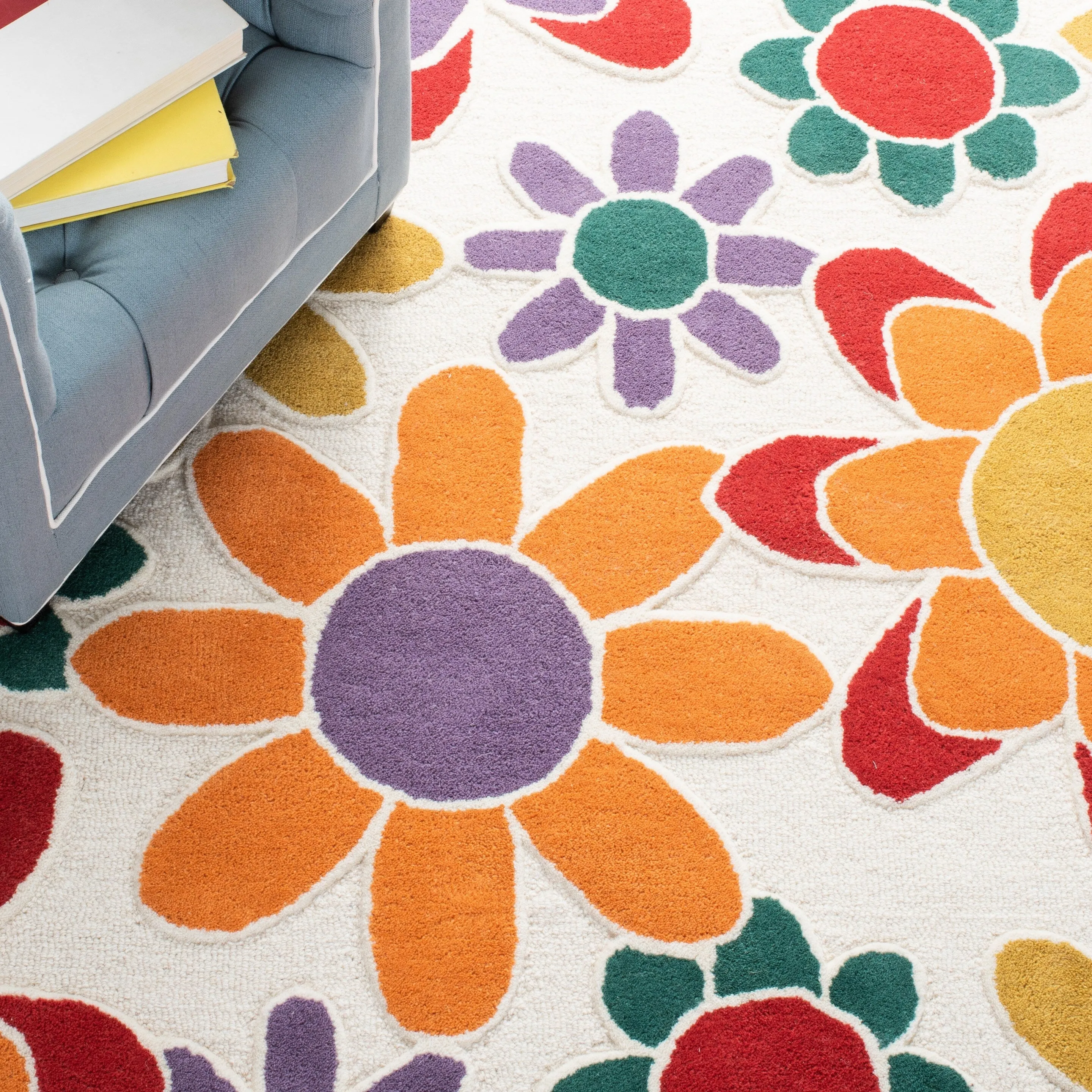 SAFAVIEH Handmade Kids Khadijah Floral Wool Rug