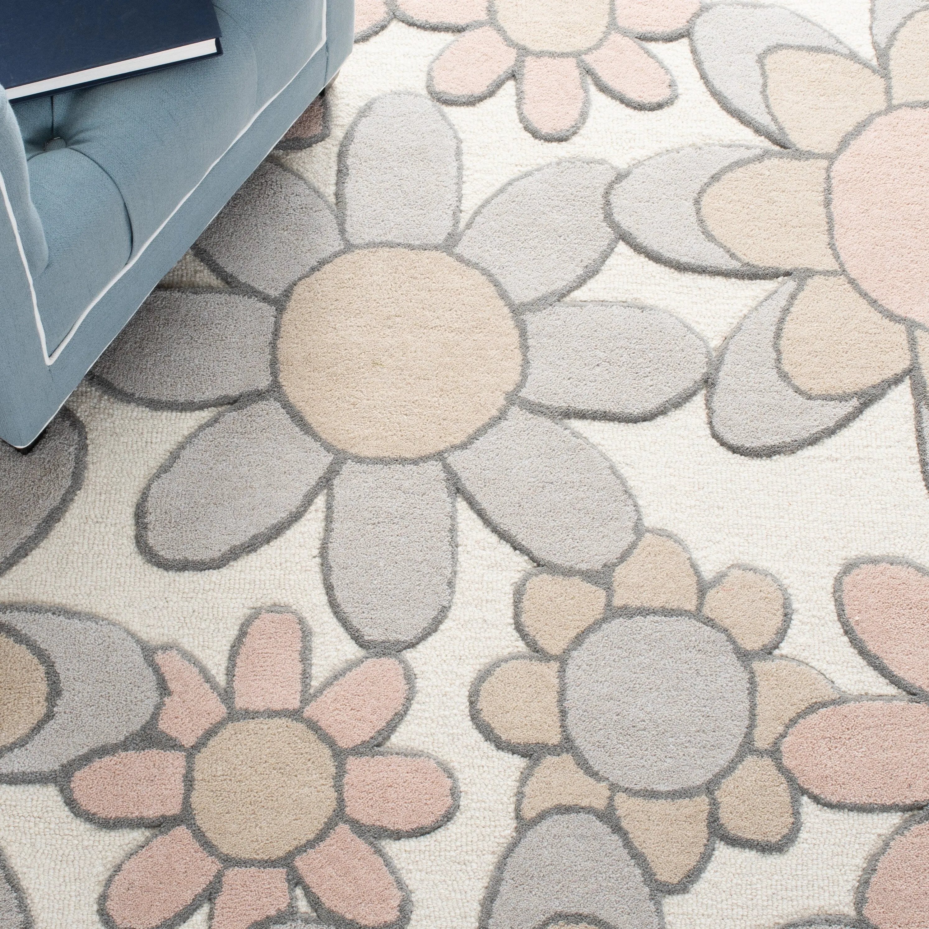 SAFAVIEH Handmade Kids Khadijah Floral Wool Rug