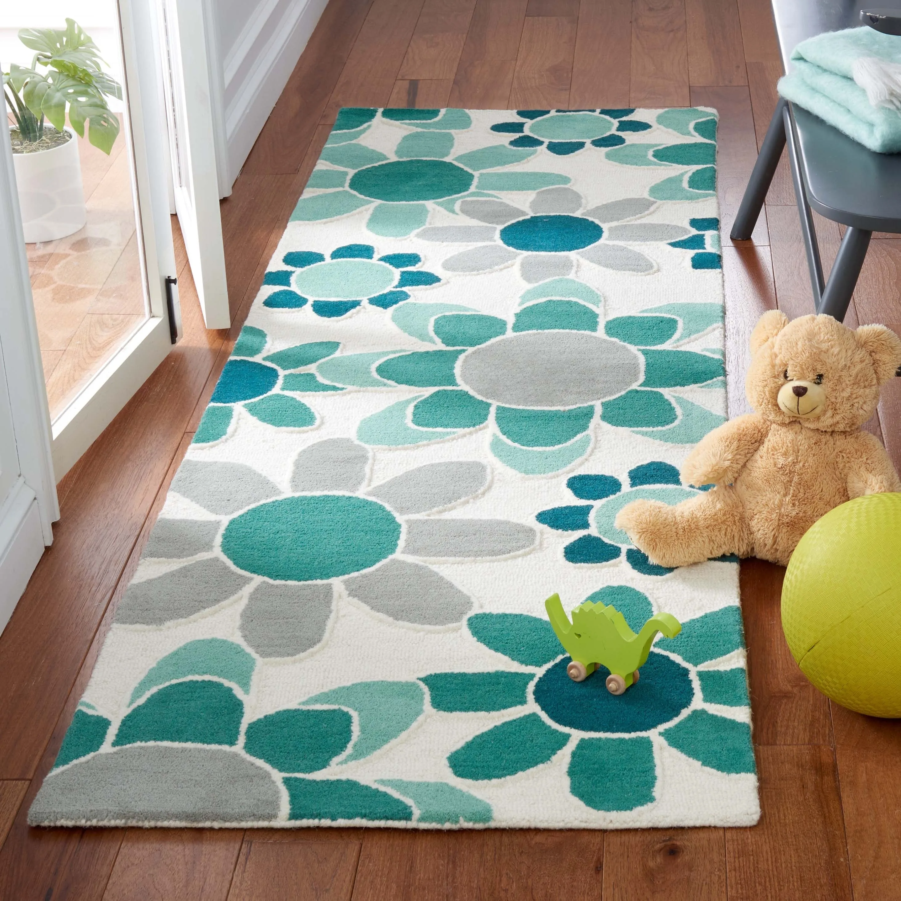 SAFAVIEH Handmade Kids Khadijah Floral Wool Rug