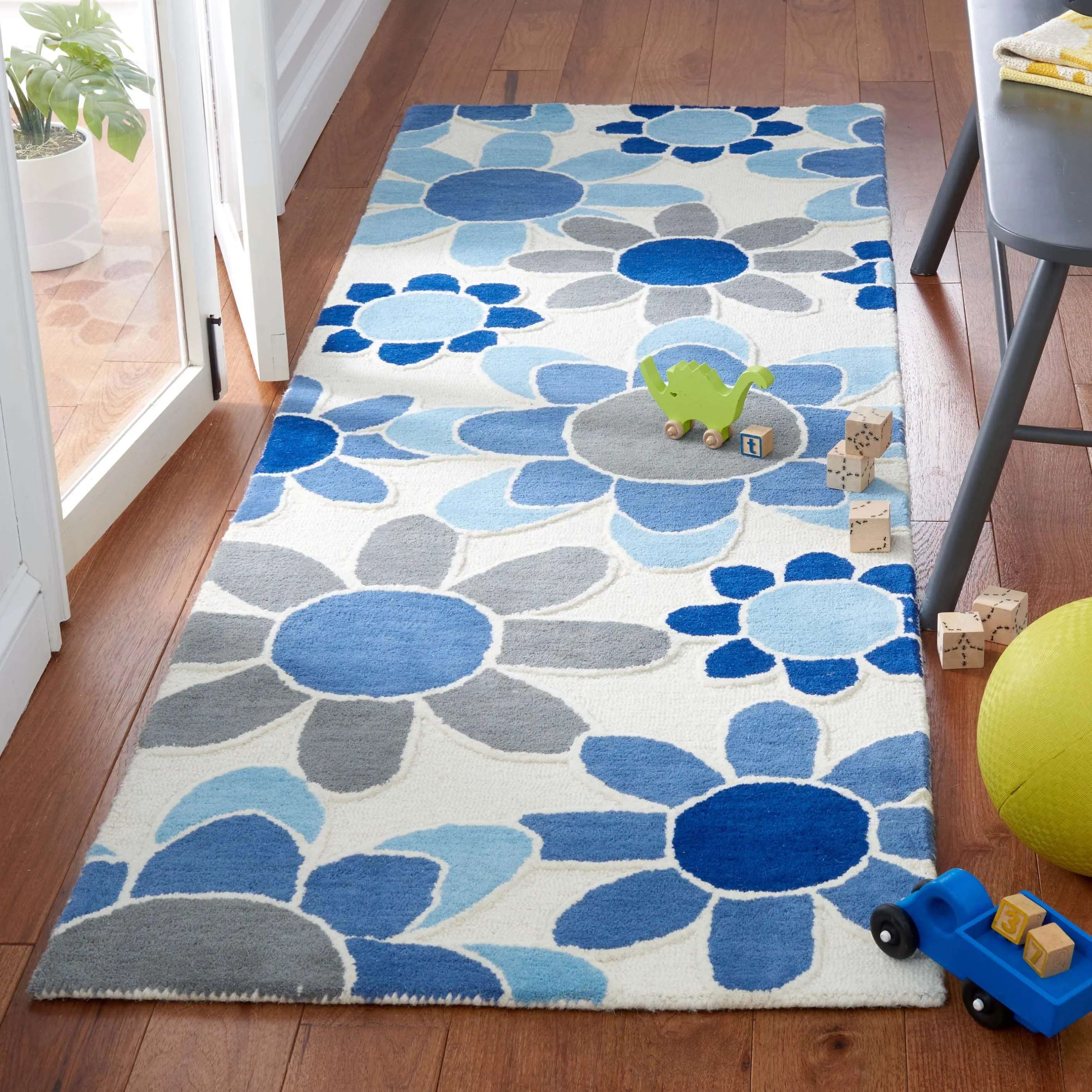 SAFAVIEH Handmade Kids Khadijah Floral Wool Rug