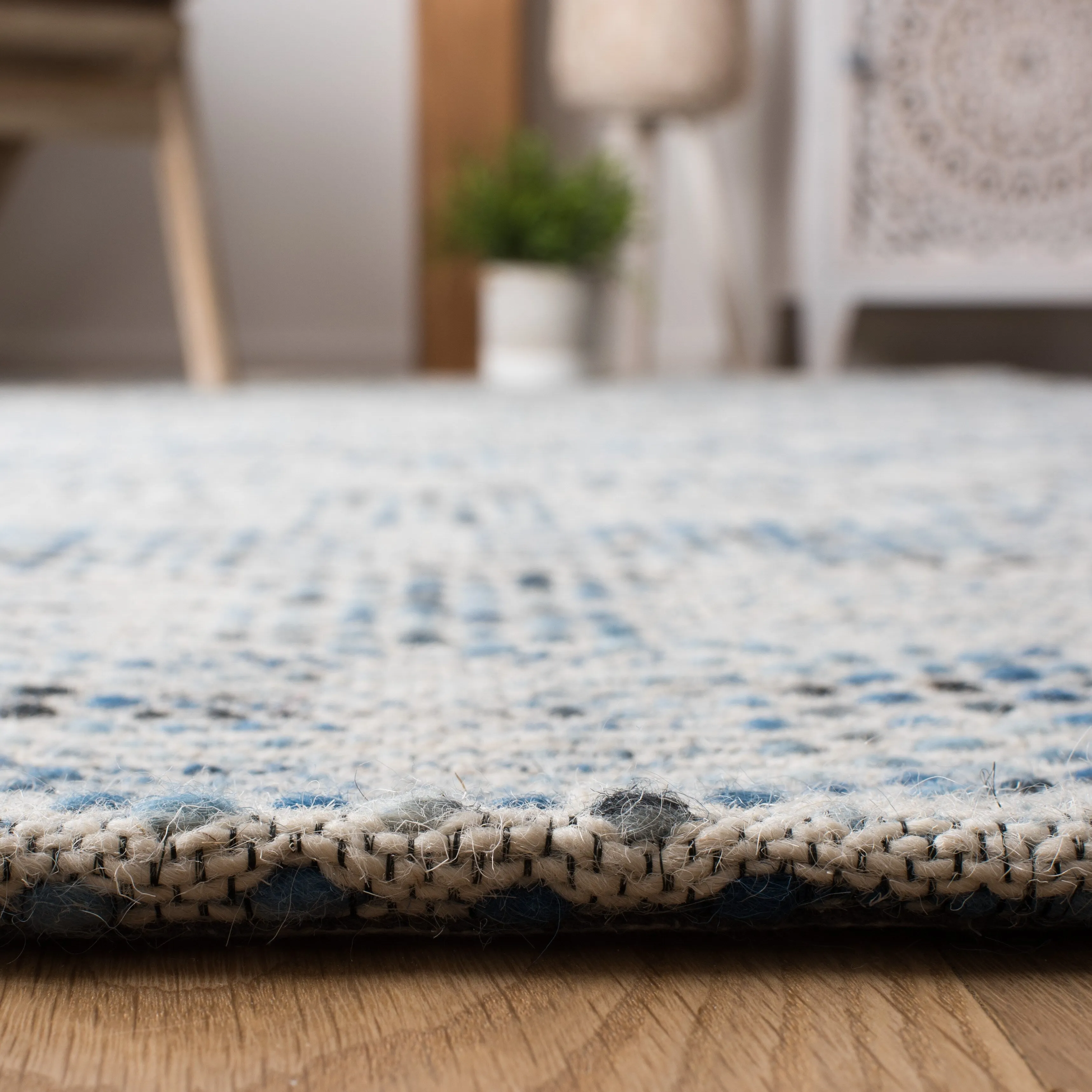 SAFAVIEH Handmade Marbella Miloslava Wool Rug