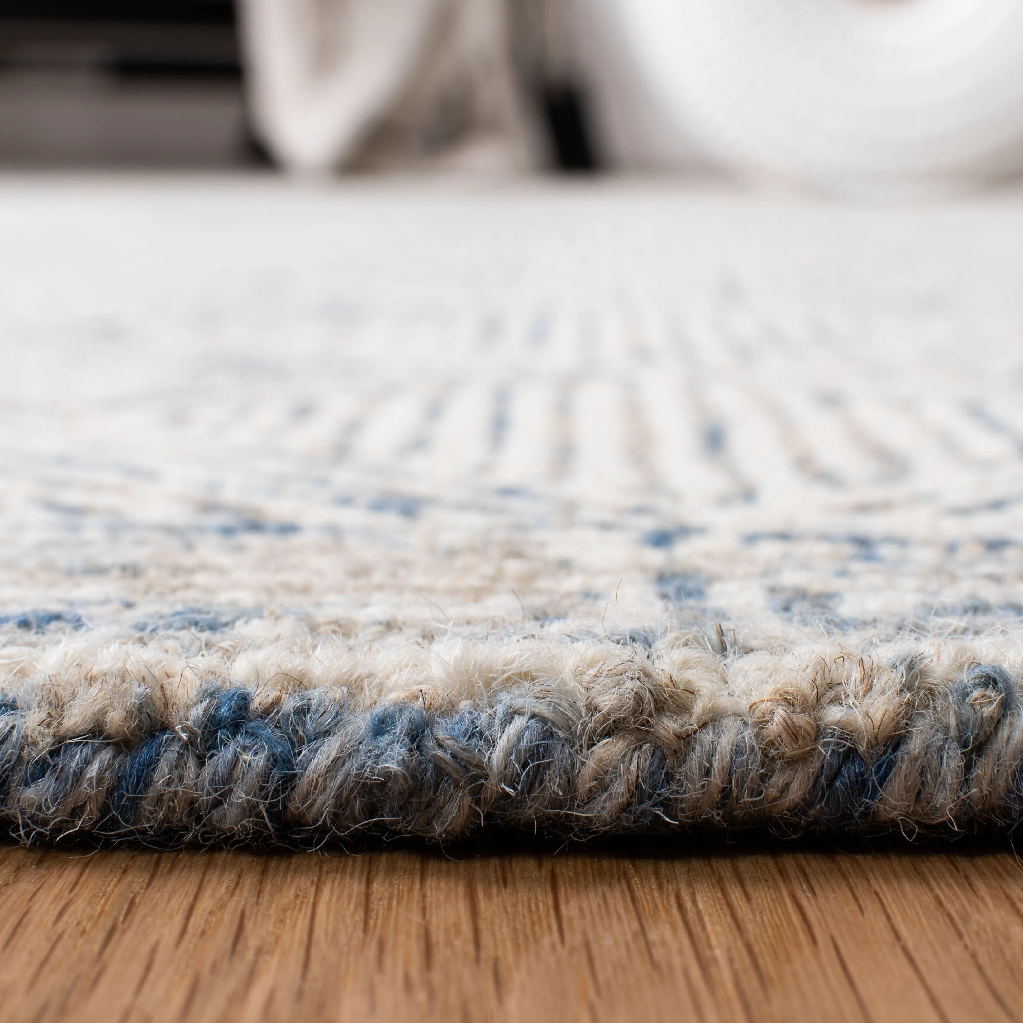 SAFAVIEH Handmade Micro-Loop Azra Transitional Wool Rug