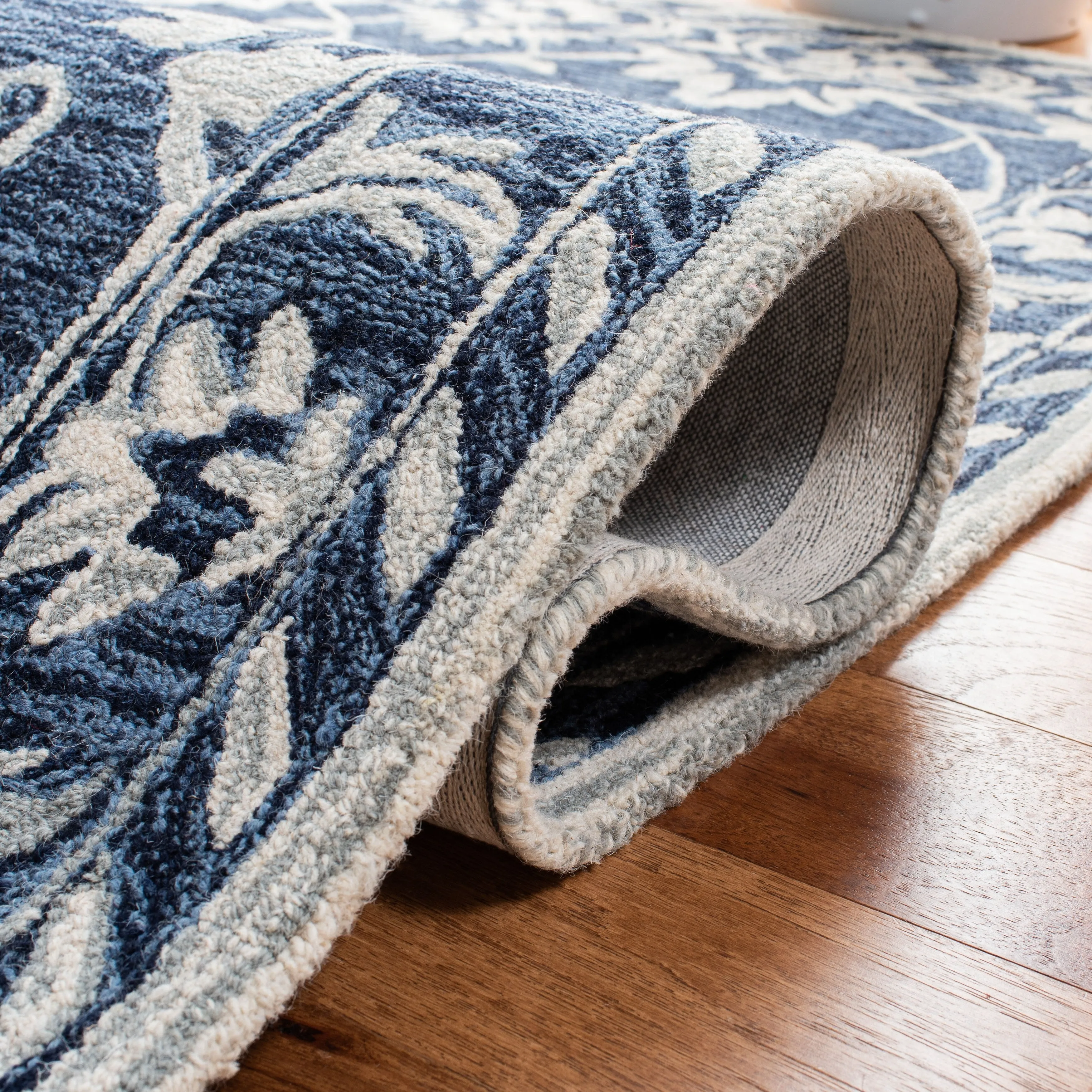 SAFAVIEH Handmade Micro-Loop Fjoralba Transitional Floral Wool Rug